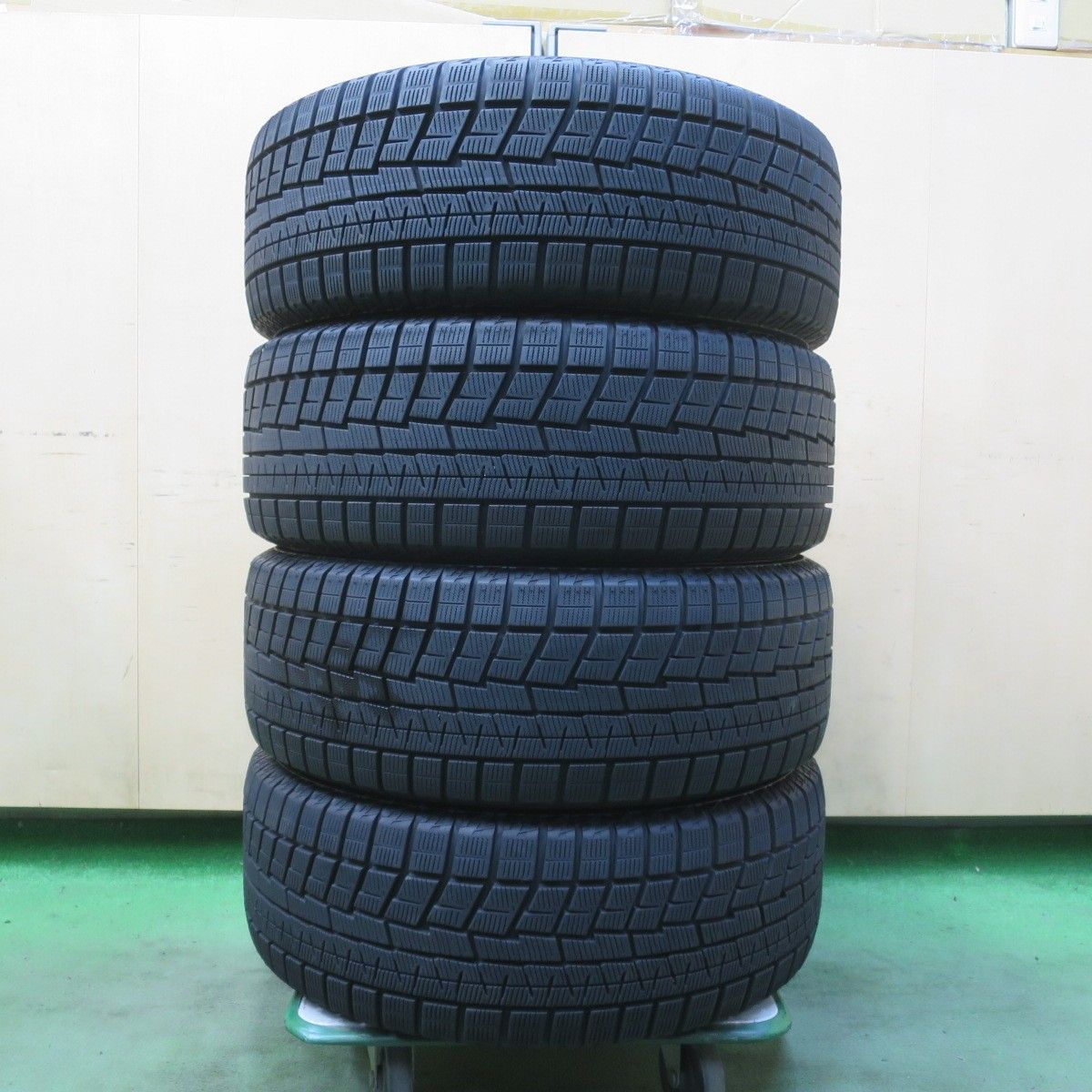 バリ溝！22年！9.5分以上☆プリウス 等 215/45R17 スタッドレス