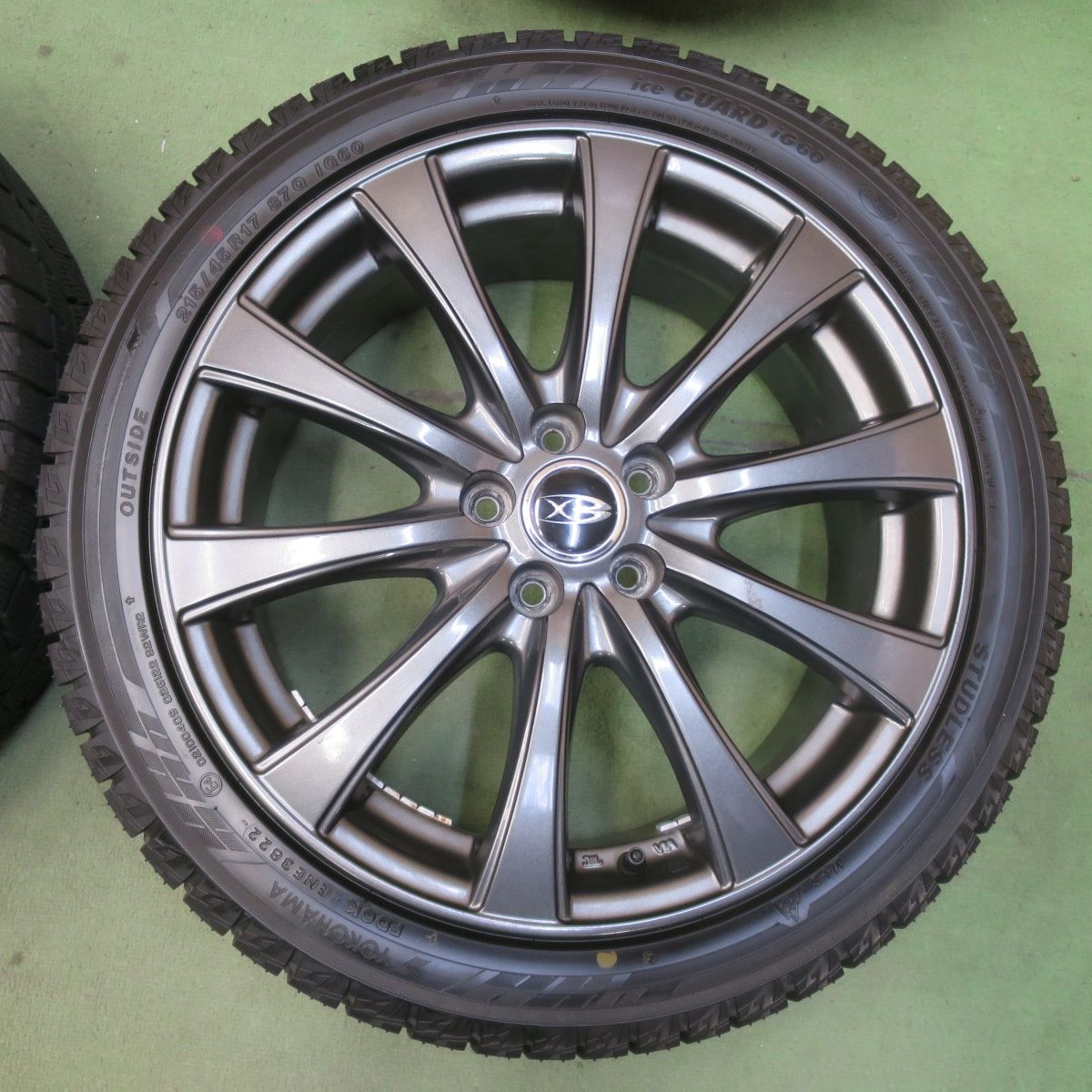 バリ溝！22年！9.5分以上☆プリウス 等 215/45R17 スタッドレス