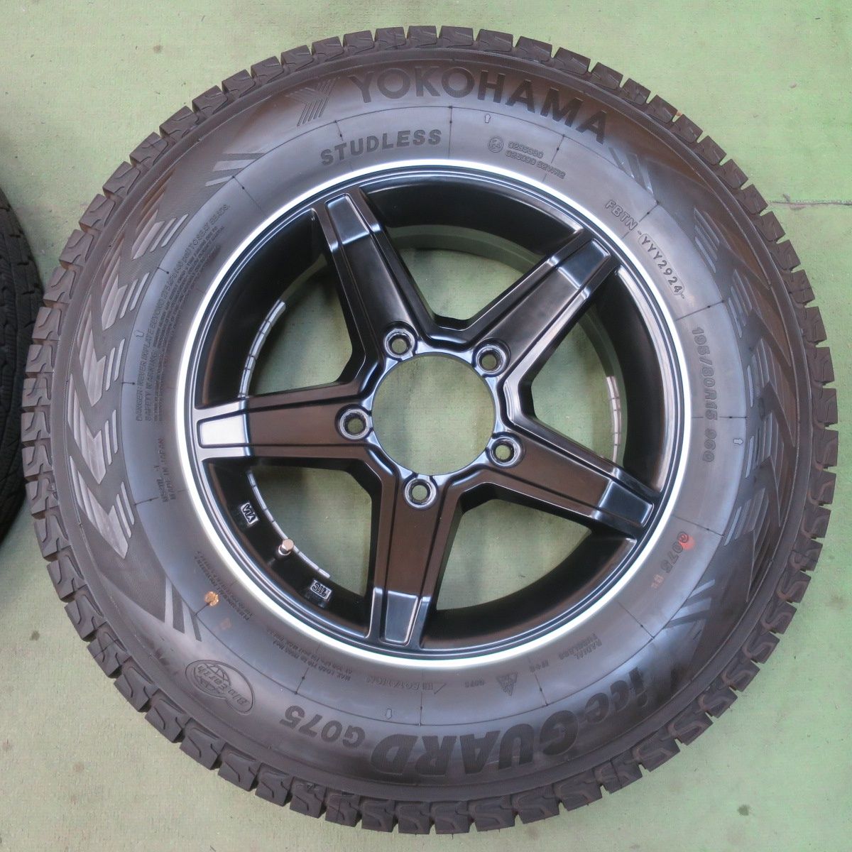 バリ溝!24年!キレイ!ほぼ10分☆スタッドレス 195/80R15 ヨコハマ バリ溝!24年!キレイ!ほぼ10分☆スタッドレス 195/80R15 ヨコハマ