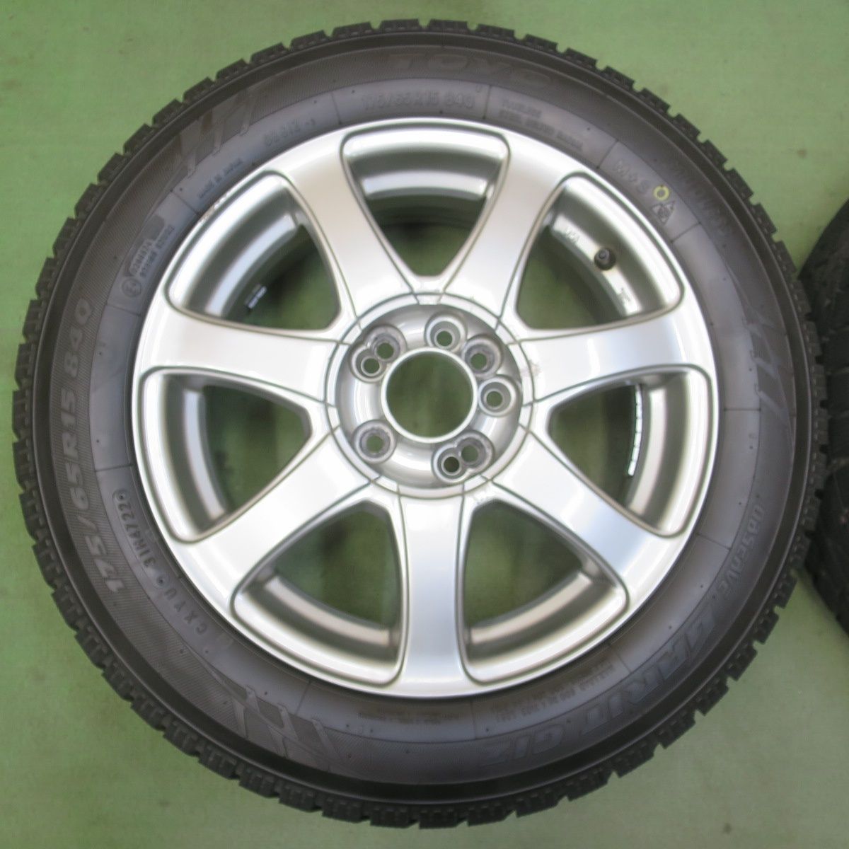 バリ溝！22年！9.5分☆スタッドレス 175/65R15 トーヨー オブザーブ
