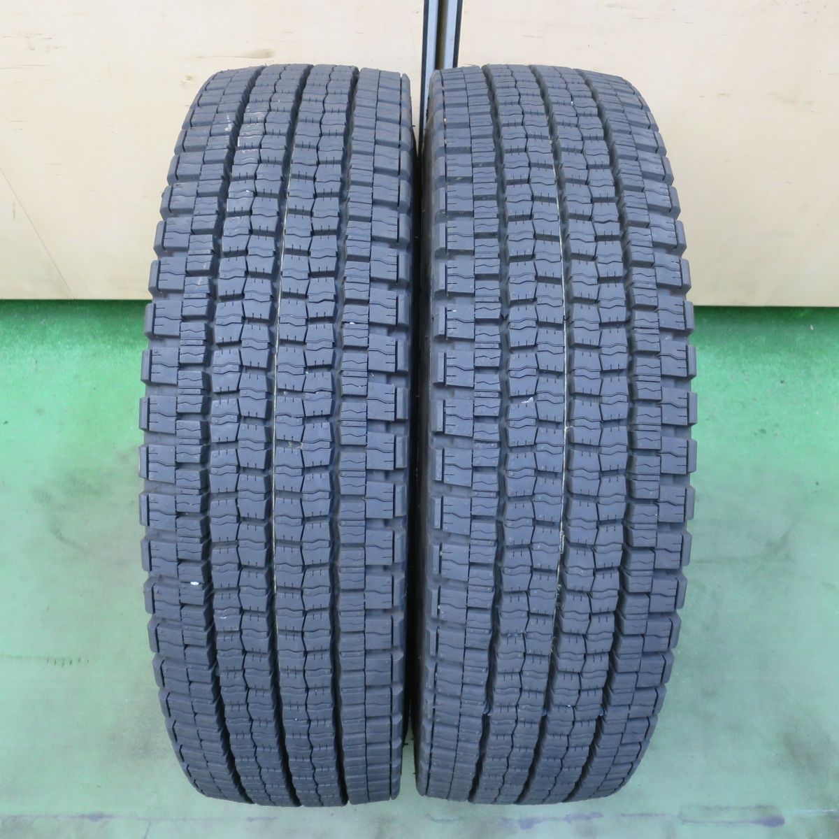 ほぼ未使用!25年!2本★トラック タイヤ 225/80R17.5 123/122L スタッドレス ダンロップ デクテス SP001 DECTES 17.5インチ★6051814イスタ