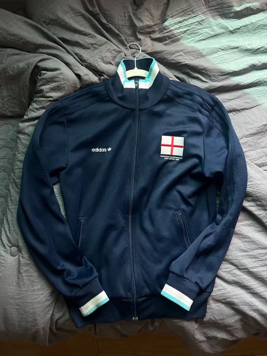 L アディダス イングランド BECKENBAUER(ベッケンバウアー) ジップアップ