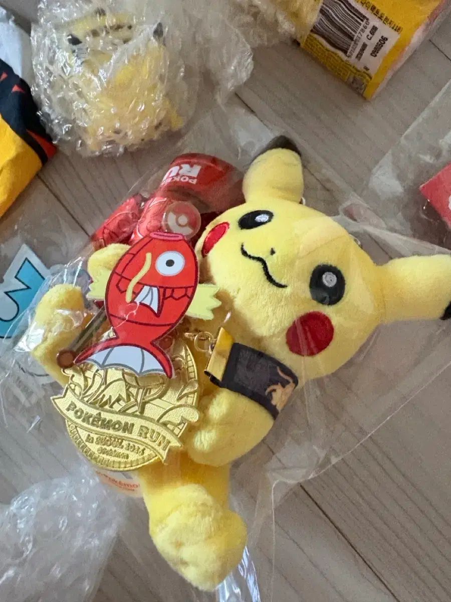 ポケットモンスター RUN ピカチュウ ぬいぐるみ 金メダル 韓国限定