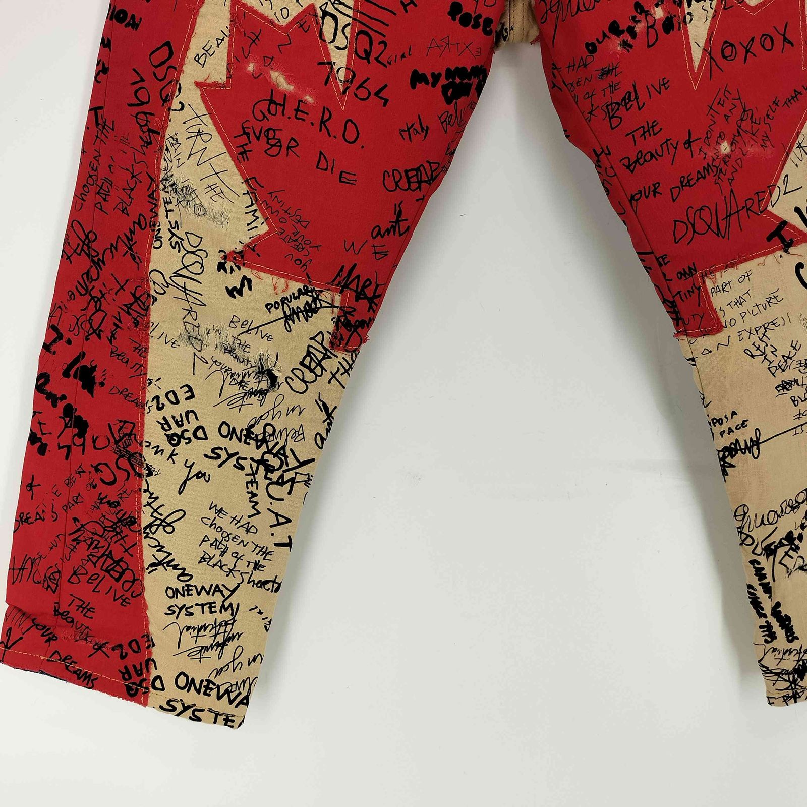ディースクエアード DSQUARED2 Maple Leaf graffiti-print cropped 
