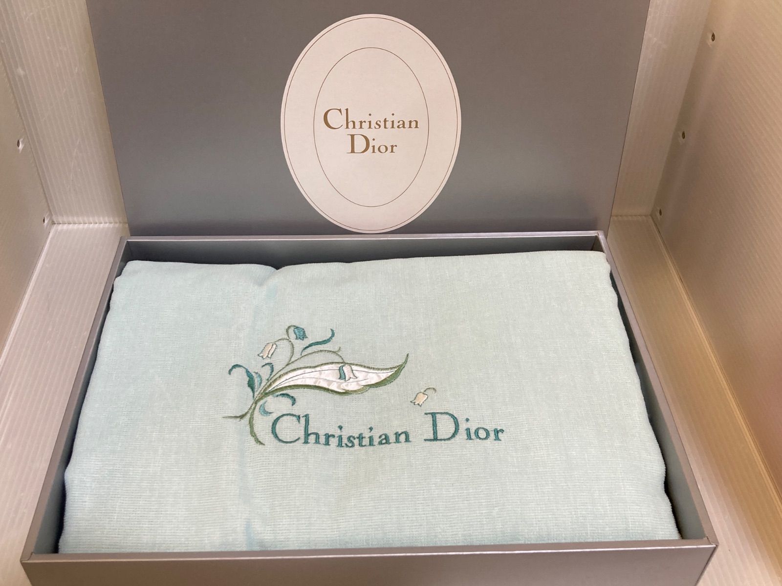 Christian Dior…シーツ140✖240cm箱開けたロゴ面消毒液染み有 外箱なし Christian Dior タオルシーツ 綿100% 140×240cm 水色 - メルカリ
