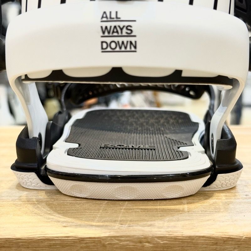 【新品未使用】ROME 390 BOSS AW M/Lサイズ 25-26 ROME 390 BOSS AW カラー:WHT/BLK MLサイズ ローム メンズ