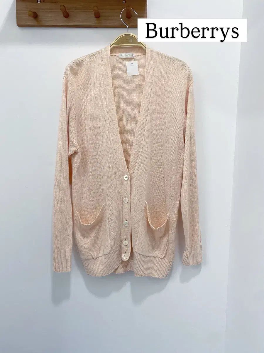 BURBERRY's サーモンピンク リネン カーディガン