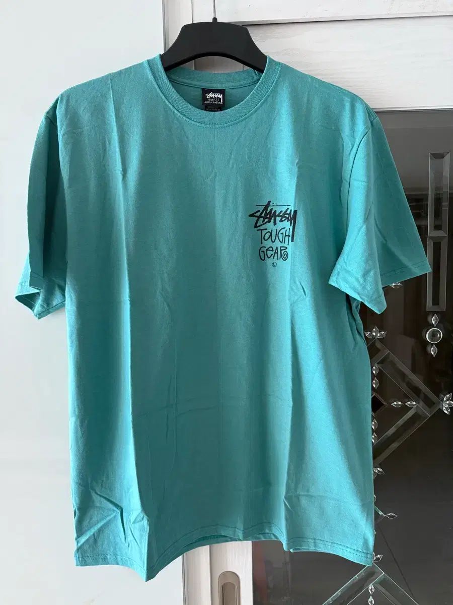 STUSSY タフ ギア Tシャツ SHEON L