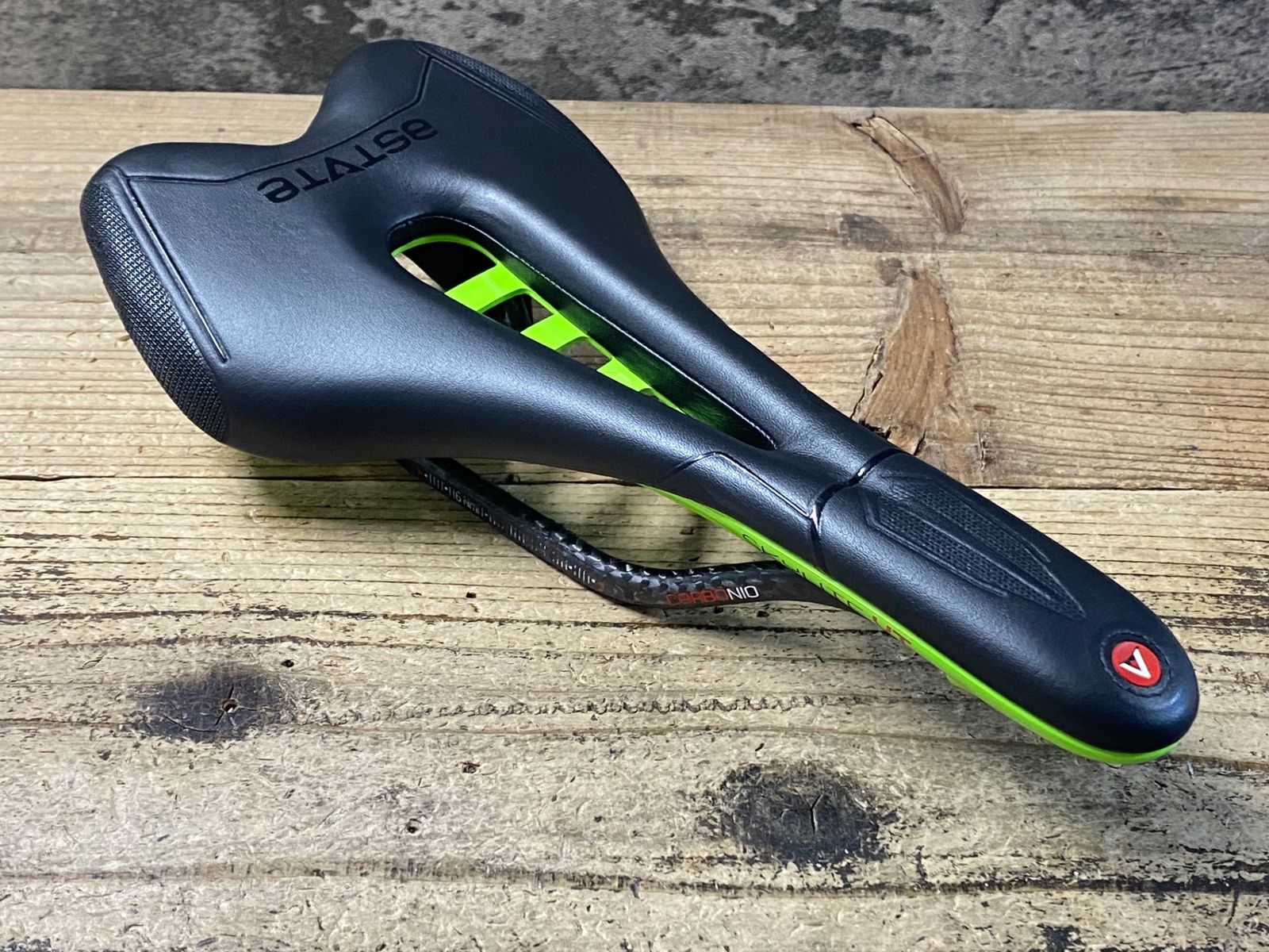 JX367 アスチュート ASTUTE スカイライト SKYLITE VT サドル 黒 黄緑 CARBONIOレール