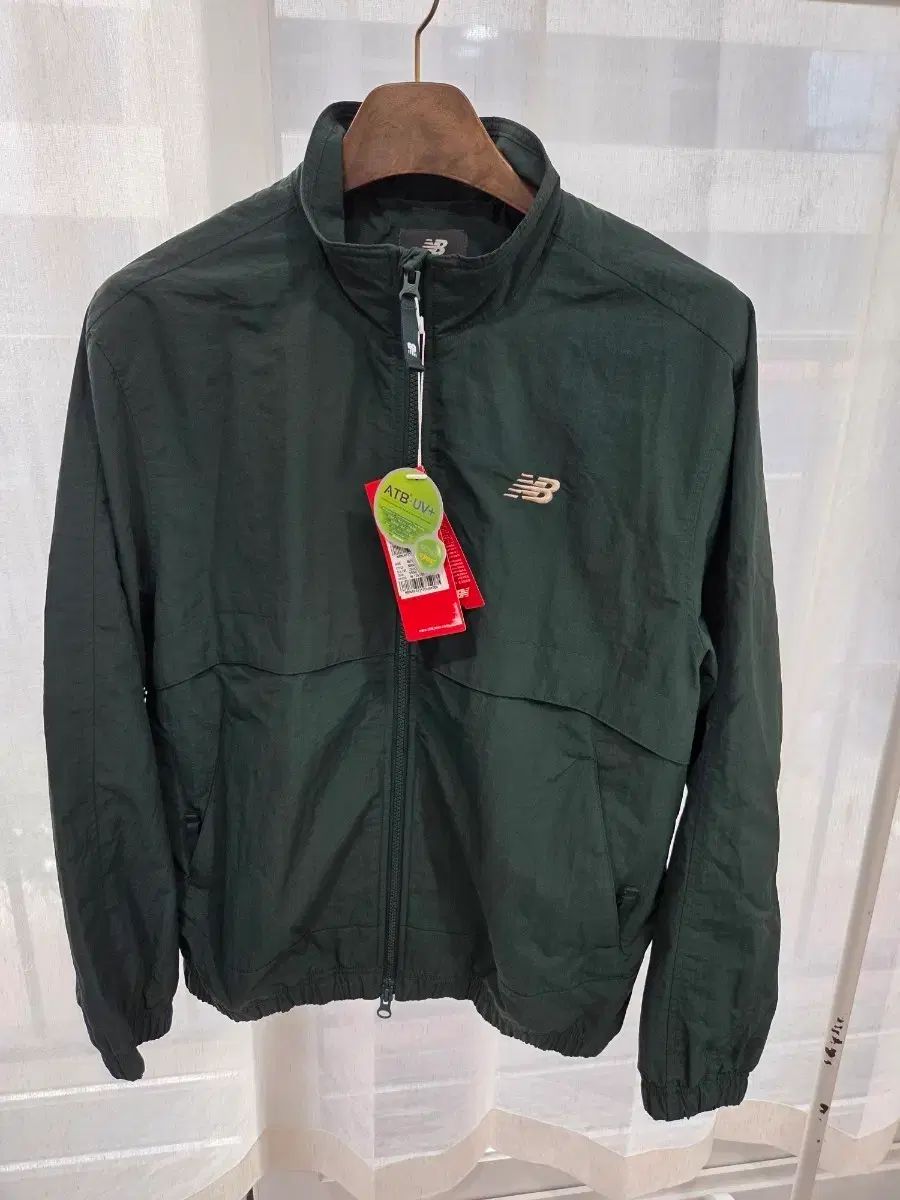 ニューバランス ウィンドブレーカー NBNAE31313 M サイズ 新品