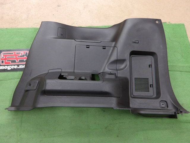 7FV6564 FAB 日産 セレナ GFC27 前期型 ハイウェイスター リア右クォータートリム（下側）