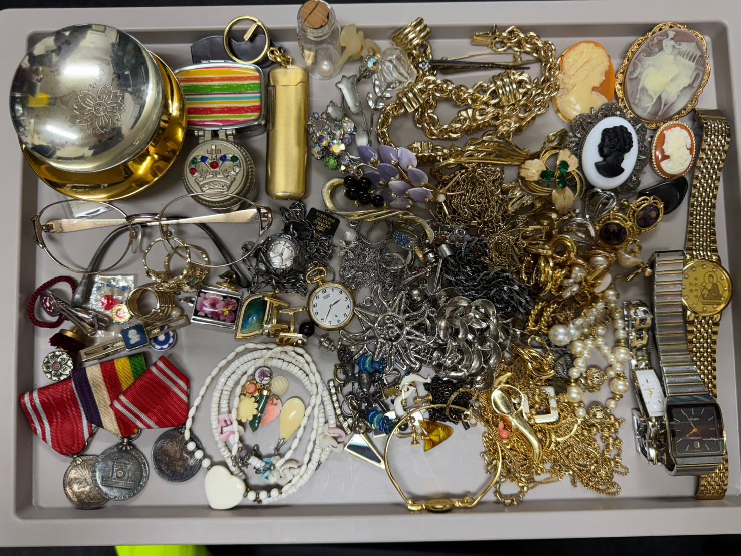 【遺品整理 未選別 送料込み】超大量 アクセサリー ネックレス ピアス イヤリング 指輪 K24 K18 14K GF GP ゴールド シルバー 925 パール 天然石 翡翠 琥珀 サンゴ 勲章