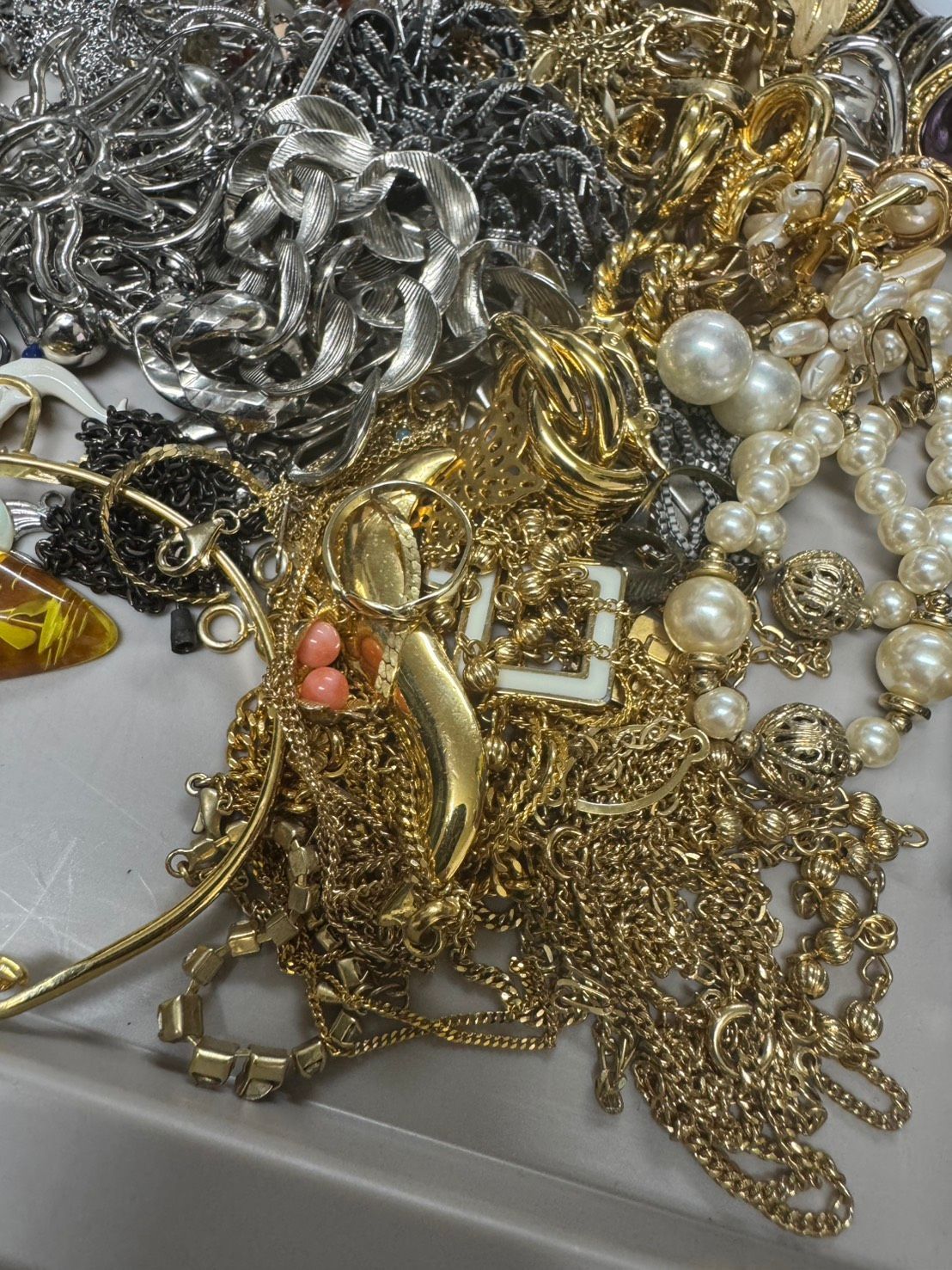 【遺品整理 未選別 送料込み】超大量 アクセサリー ネックレス ピアス イヤリング 指輪 K24 K18 14K GF GP ゴールド シルバー 925 パール 天然石 翡翠 琥珀 サンゴ 勲章 【遺品整理 未選別 送料込み】超大量 アクセサリー ネックレス ピアス イヤリング 指輪 K24 K18 14K GF GP ゴールド シルバー 925 パール 天然石 翡翠 琥珀 サンゴ 勲章