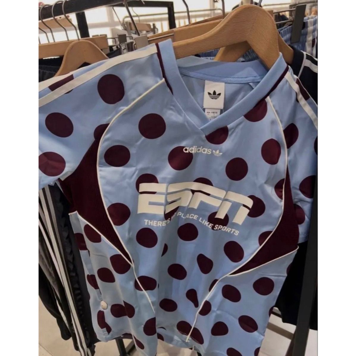 新品 Adidas STREET 半袖Tシャツ KV1188 新品 Adidas STREET 半袖Tシャツ KV1188