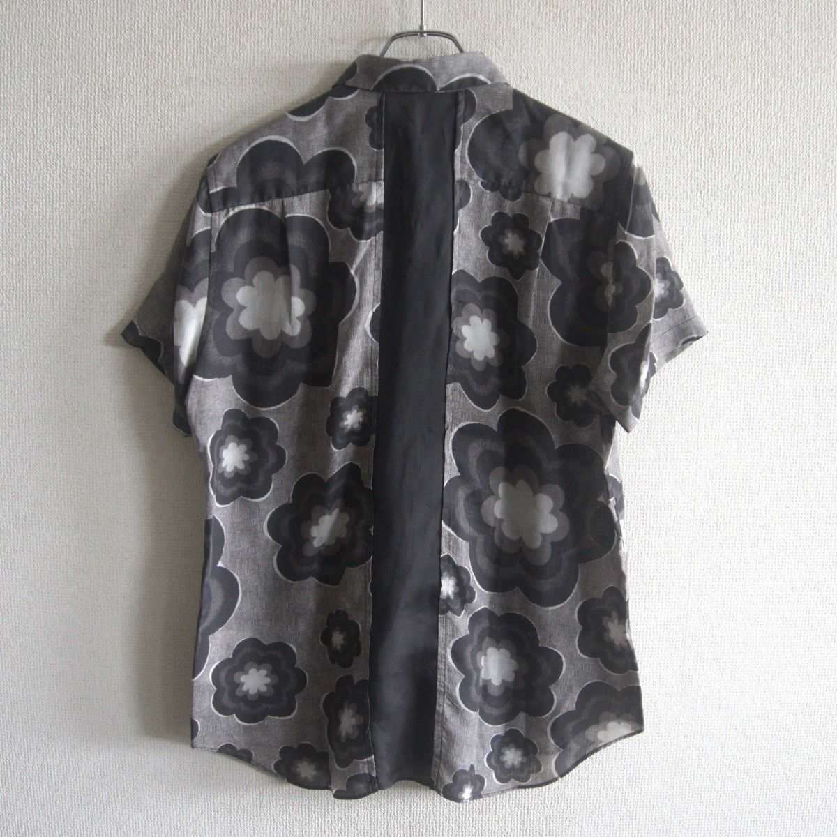 【美品】BLACK COMME des GARCONS 【フラワープリント 半袖シャツ】 L シャツ ブラック コムデギャルソン s2605102
