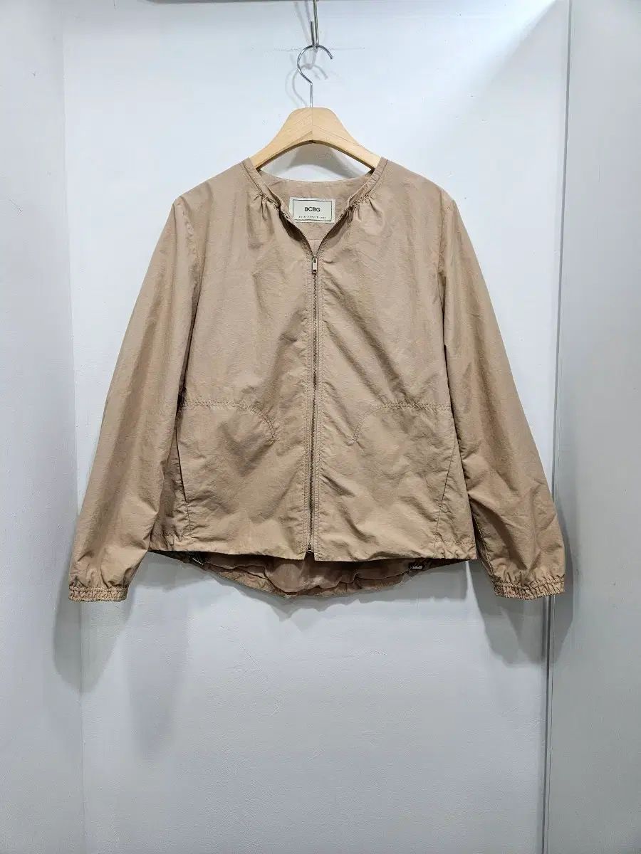 BCBG ベージュ色 ジップアップ アウター