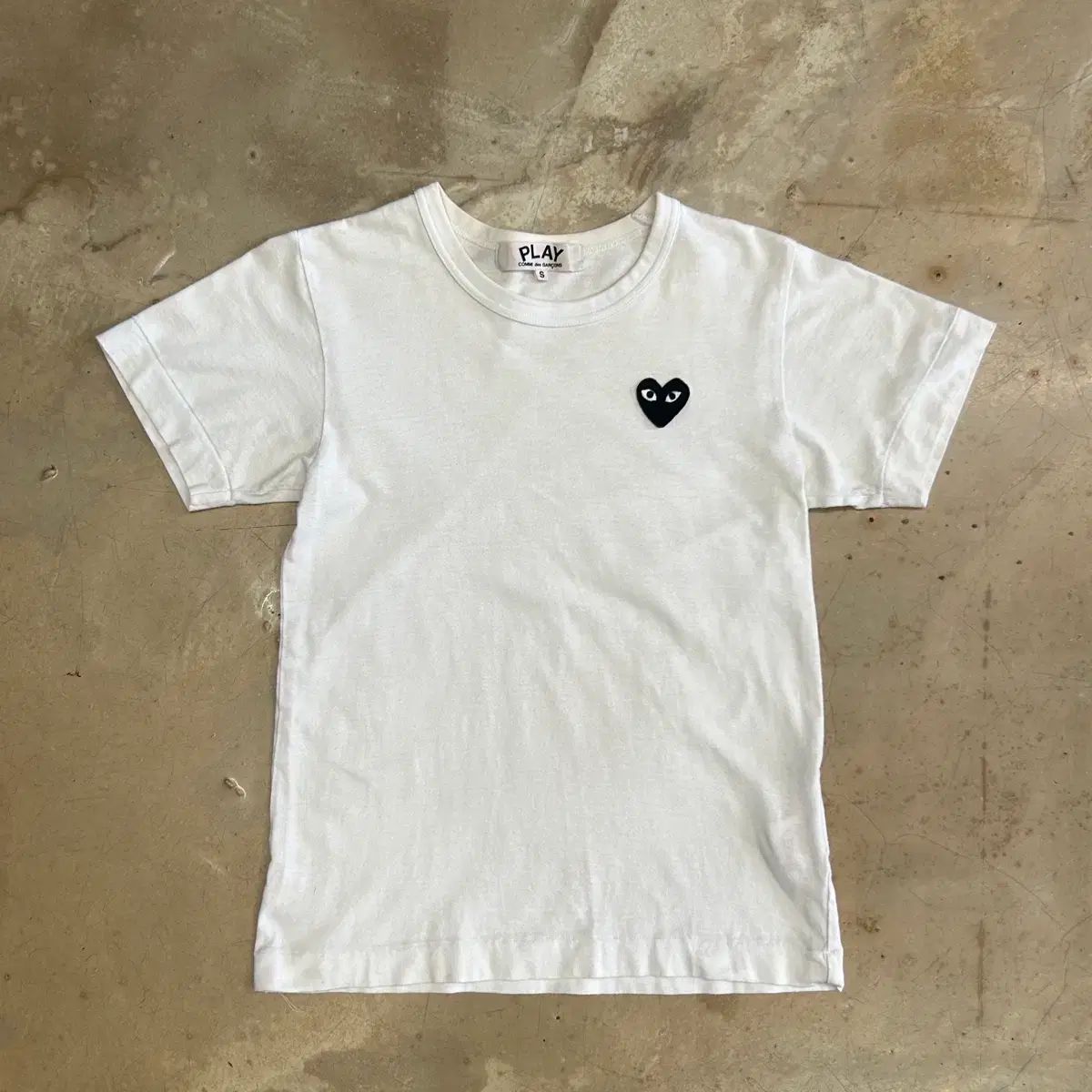 COMME des GARCONS ブラックハートワッペン レディース Tシャツ 白 半袖 COMME des GARCONS ブラックハートワッペン レディース Tシャツ 白 半袖