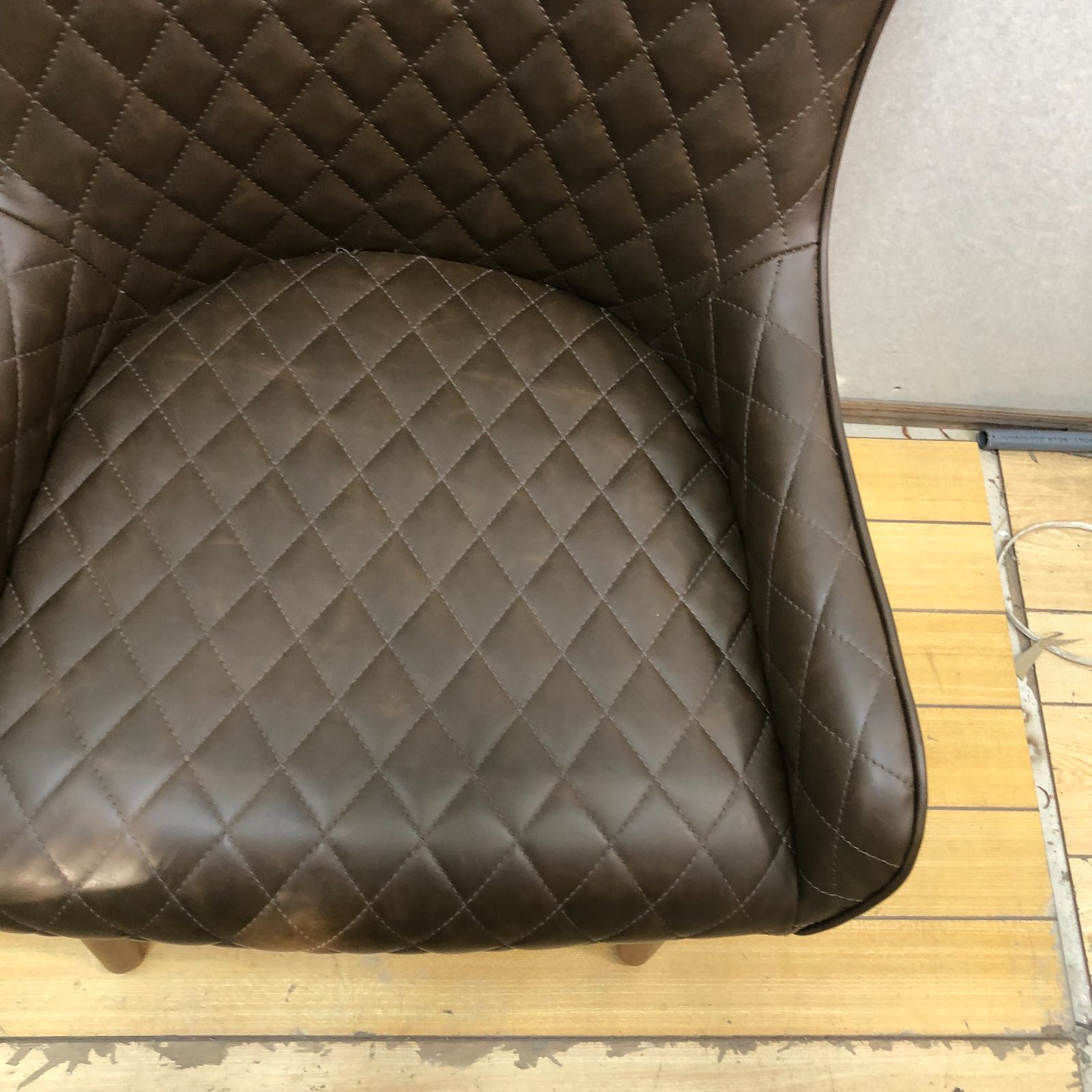 高級感あるキルティング仕様 マナベインテリア ペスカ ダイニング 