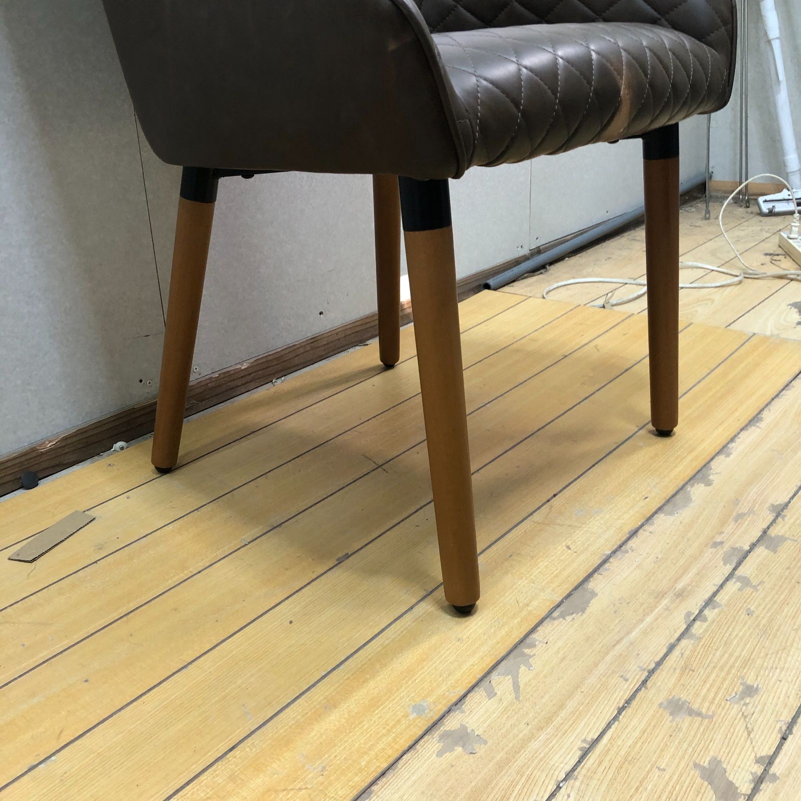 高級感あるキルティング仕様 マナベインテリア ペスカ ダイニング 