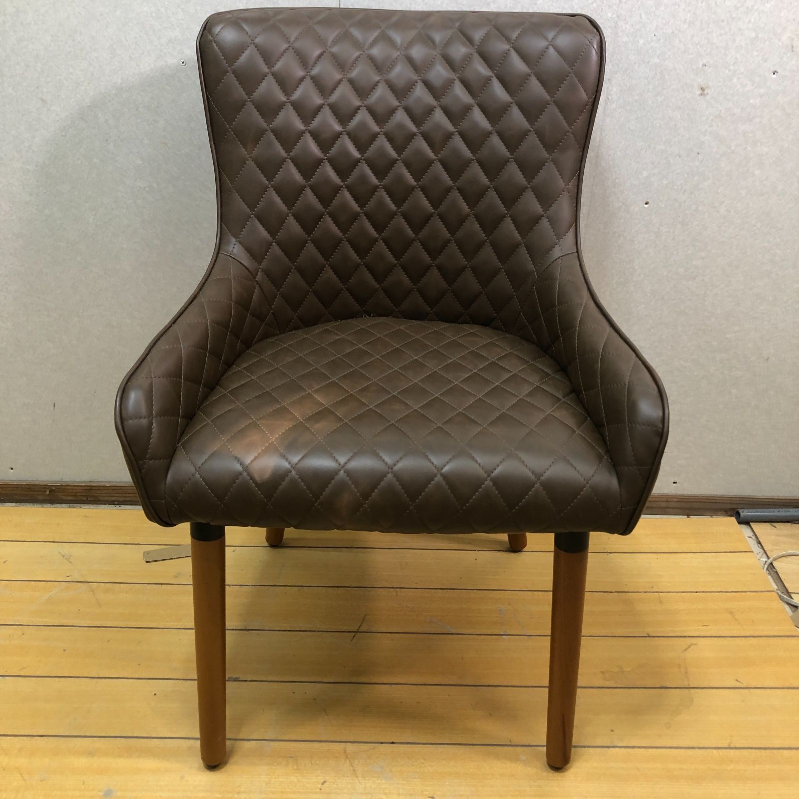 高級感あるキルティング仕様 マナベインテリア ペスカ ダイニング 