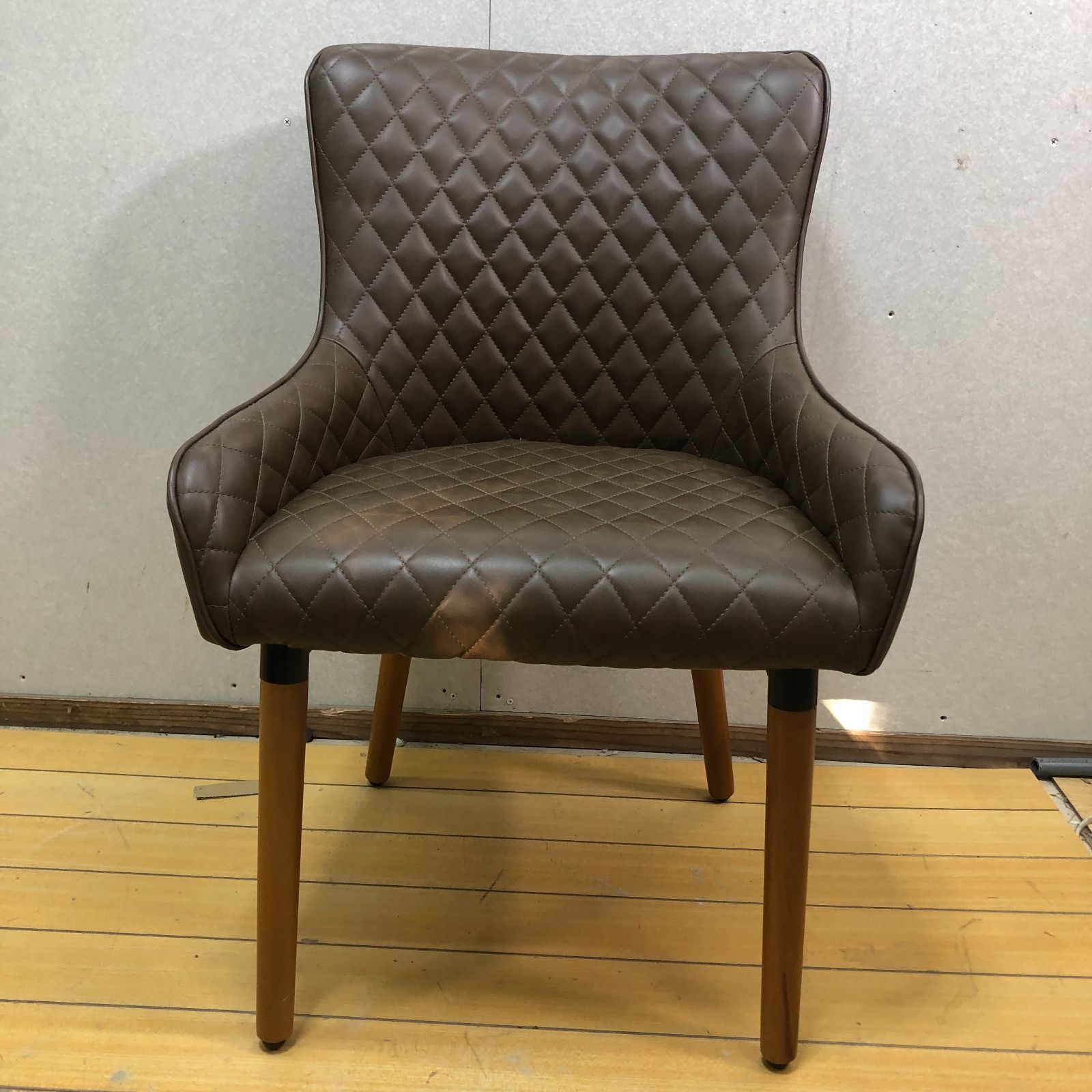 高級感あるキルティング仕様 マナベインテリア ペスカ ダイニング 