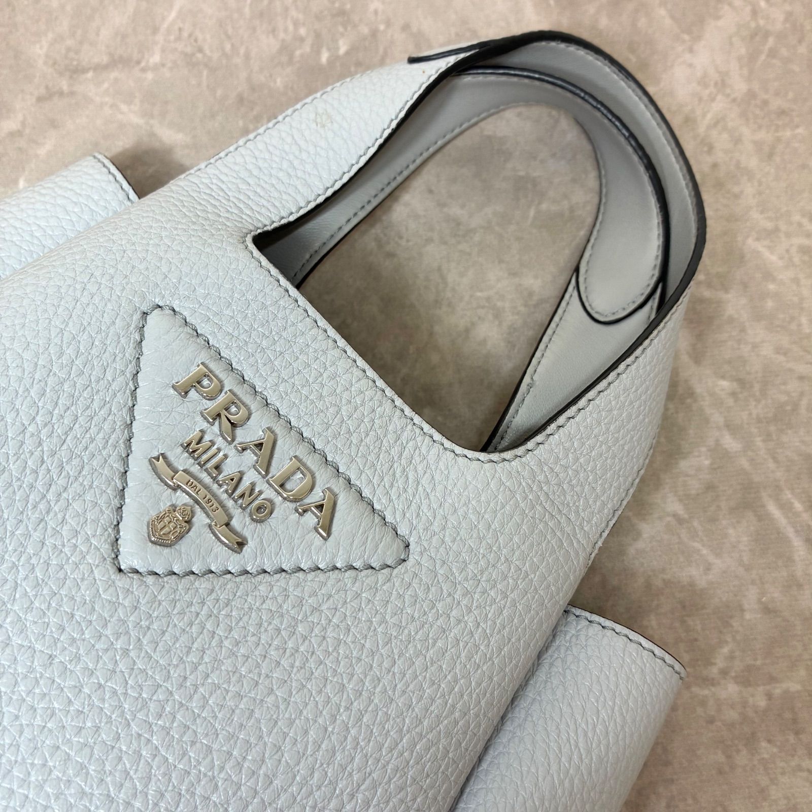 現行【美品】プラダ ヴィッテロダイノ ソフト レザー ハンドバッグ グレー 1BA349 PRADA ミニ 現行【美品】プラダ ヴィッテロダイノ ソフト レザー ハンドバッグ グレー 1BA349 PRADA ミニ