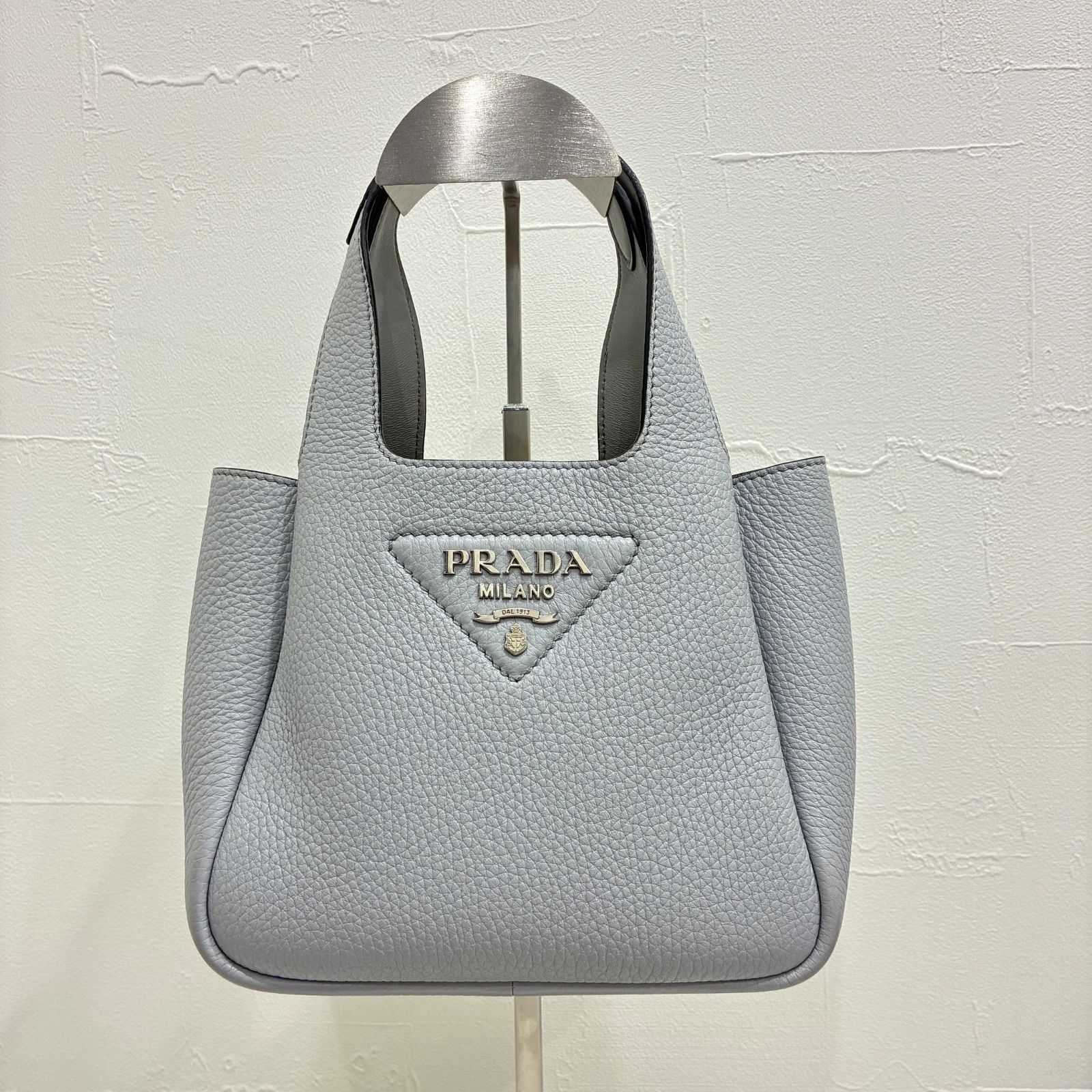 現行【美品】プラダ ヴィッテロダイノ ソフト レザー ハンドバッグ グレー 1BA349 PRADA ミニ 現行【美品】プラダ ヴィッテロダイノ ソフト レザー ハンドバッグ グレー 1BA349 PRADA ミニ