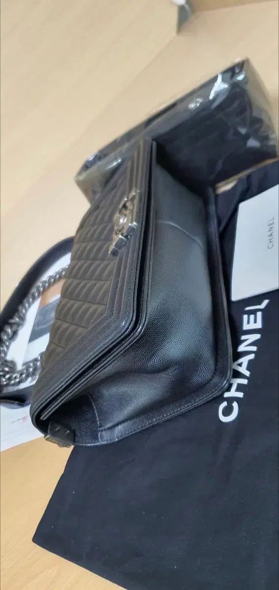 シャネル ボーイシャネル ミディアム キャビア シルバー金具 クロス/ショルダーバッグ 正規品 S級 (鑑定書O) シャネル ボーイシャネル ミディアム キャビア シルバー金具 クロス/ショルダーバッグ 正規品 S級 (鑑定書O)