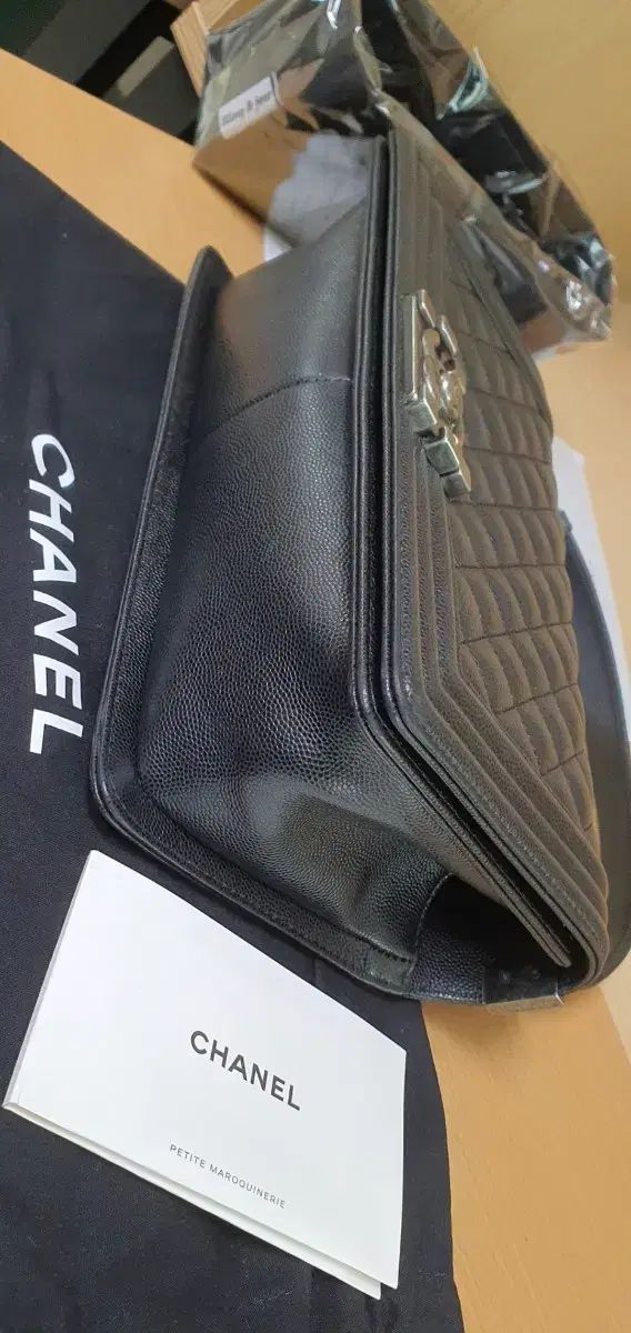 シャネル ボーイシャネル ミディアム キャビア シルバー金具 クロス/ショルダーバッグ 正規品 S級 (鑑定書O) シャネル ボーイシャネル ミディアム キャビア シルバー金具 クロス/ショルダーバッグ 正規品 S級 (鑑定書O)
