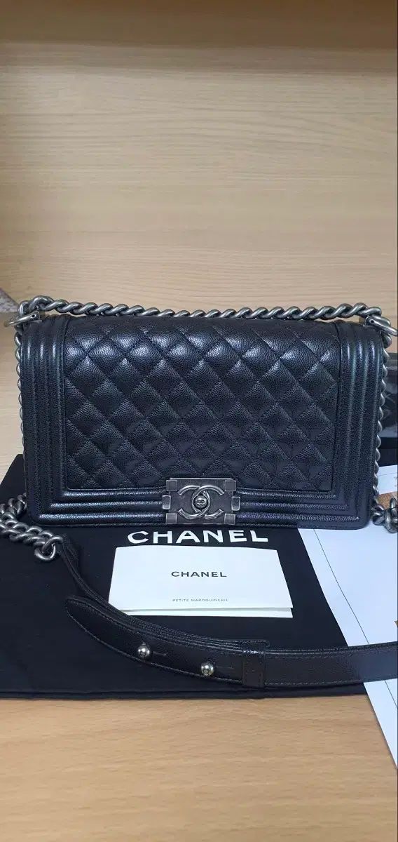 シャネル ボーイシャネル ミディアム キャビア シルバー金具 クロス/ショルダーバッグ 正規品 S級 (鑑定書O) シャネル ボーイシャネル ミディアム キャビア シルバー金具 クロス/ショルダーバッグ 正規品 S級 (鑑定書O)