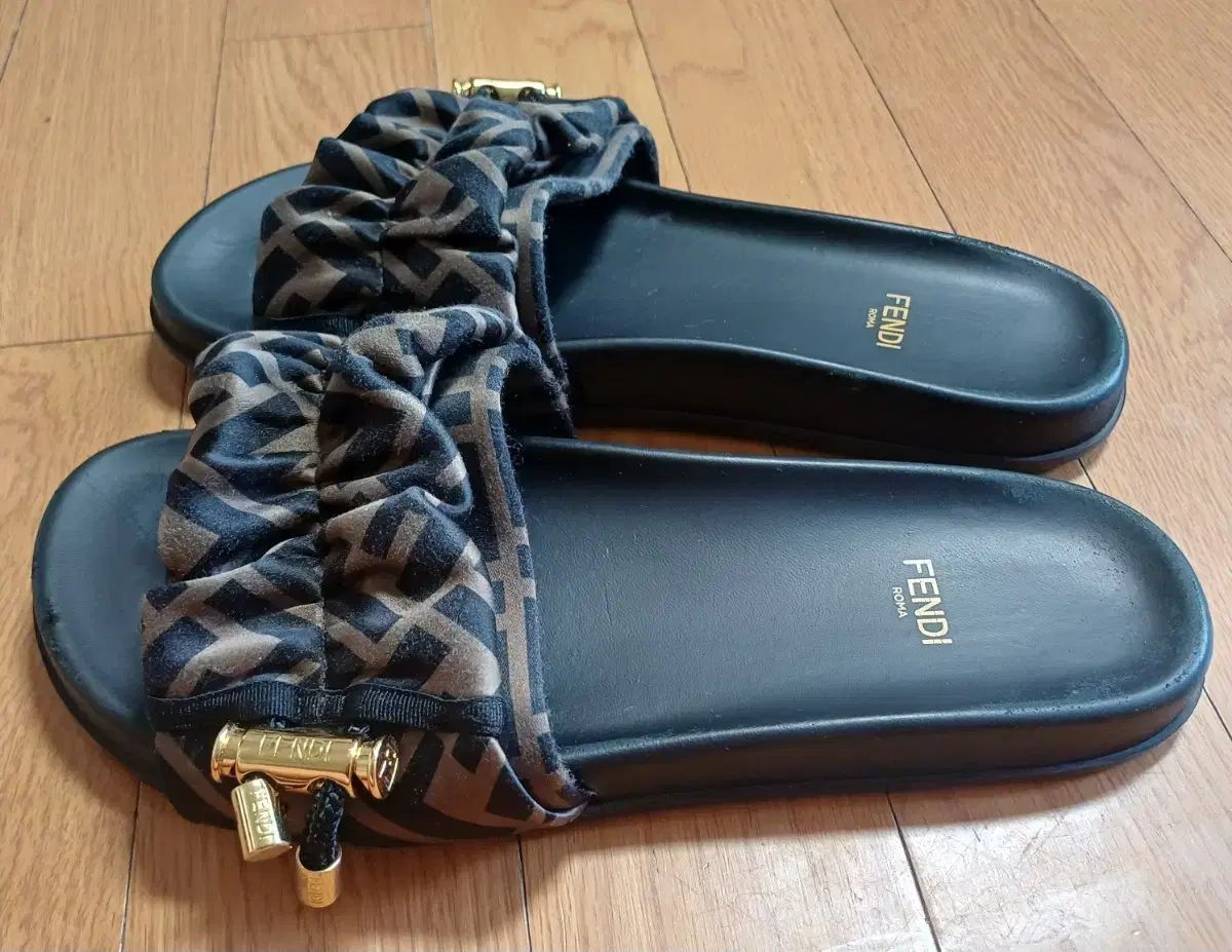 フェンディ(FENDI) FF ロゴシャーリング サンダル スライド 37 サイズ フェンディ(FENDI) FF ロゴシャーリング サンダル スライド 37 サイズ