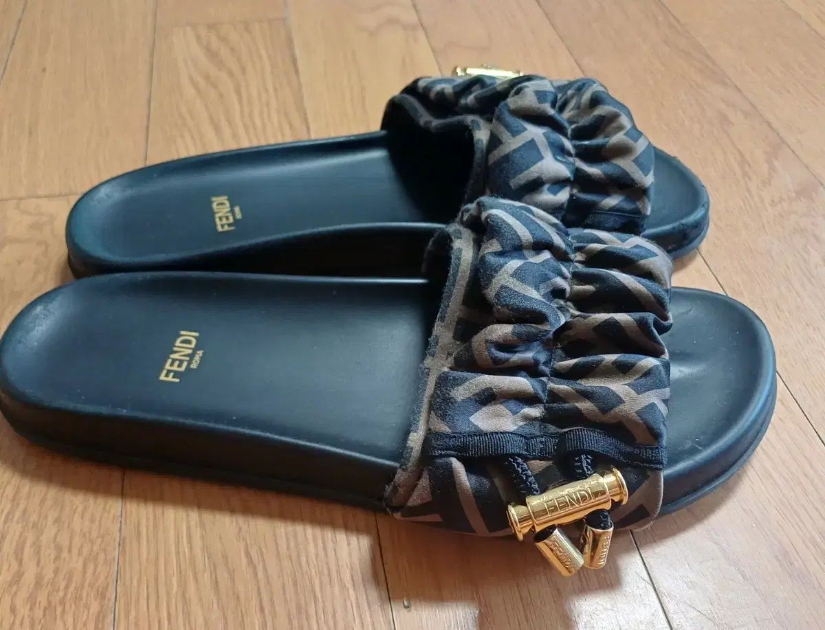 フェンディ(FENDI) FF ロゴシャーリング サンダル スライド 37 サイズ フェンディ(FENDI) FF ロゴシャーリング サンダル スライド 37 サイズ