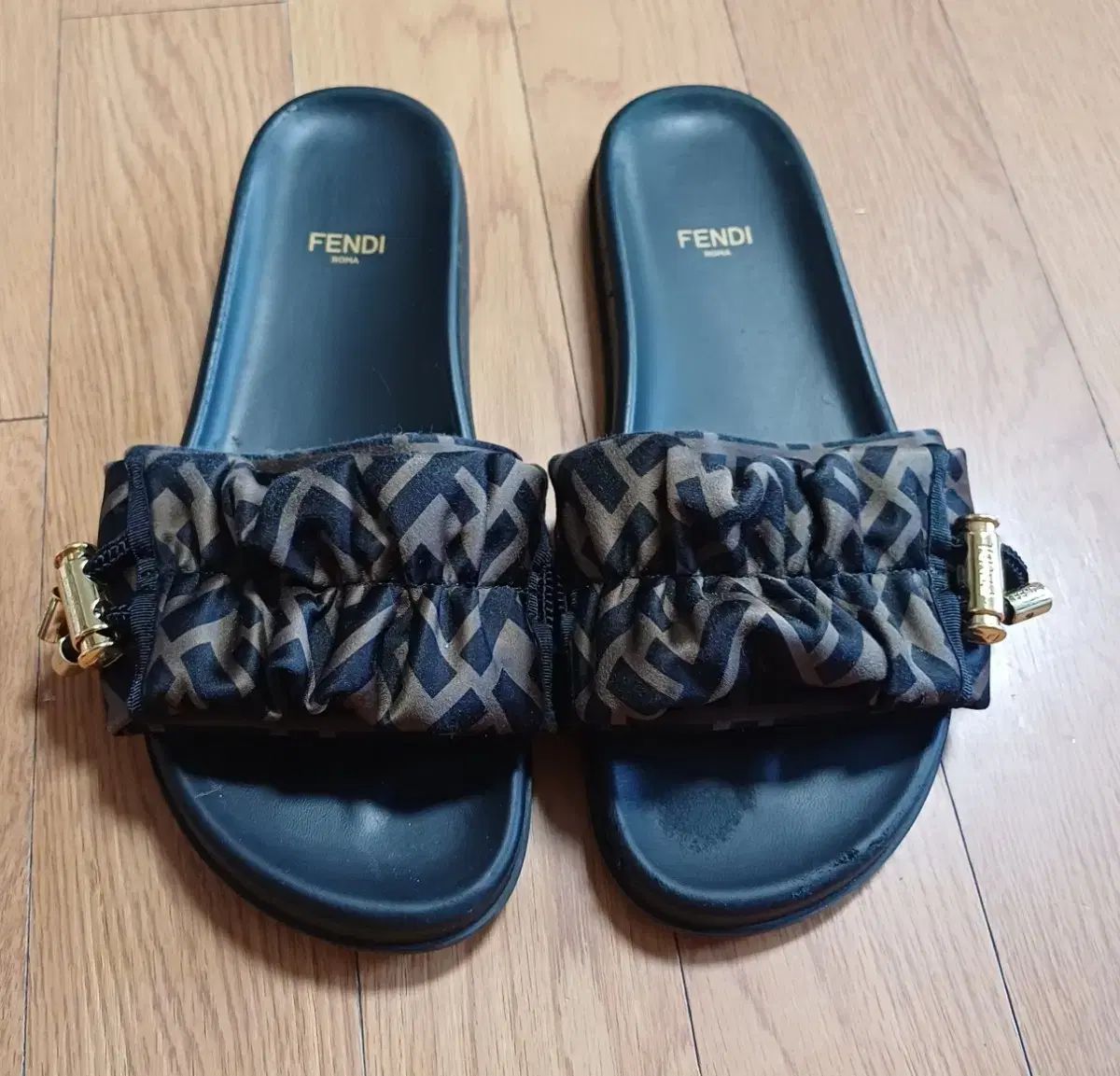 フェンディ(FENDI) FF ロゴシャーリング サンダル スライド 37 サイズ