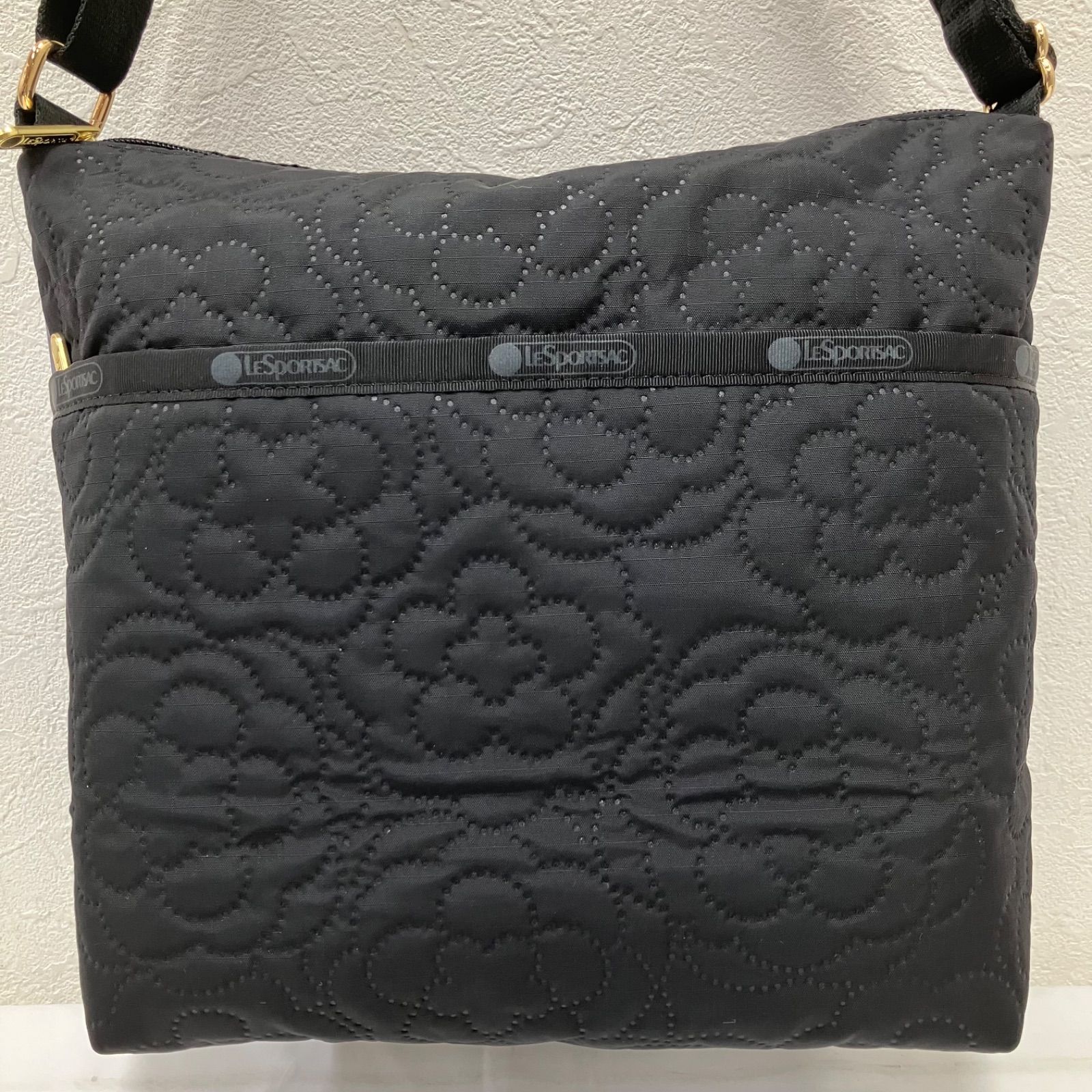 3736　良品　LeSportsac　レスポートサック　ショルダーバッグ　 斜めがけ　紐調節可能　SMALL CLEO CROSSBODY　スモールクレオクロスボディ　パフィーブロッサムズ　花柄　 デボス加工　ブラック系　黒　ナイロン　軽量　 レディース