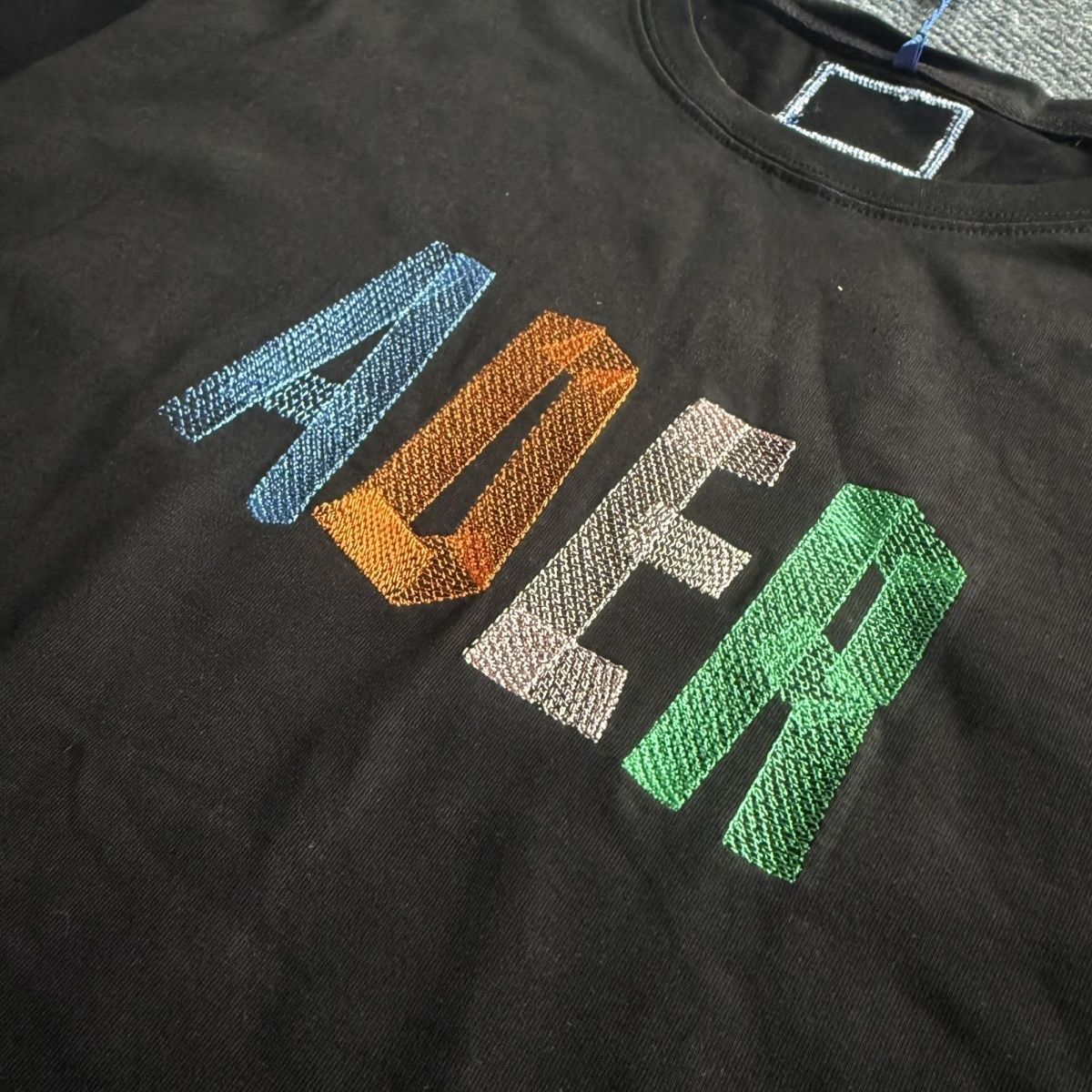 予約商品】ADER ERROR（アーダーエラー）の刺繍ロゴTシャツ - メルカリ