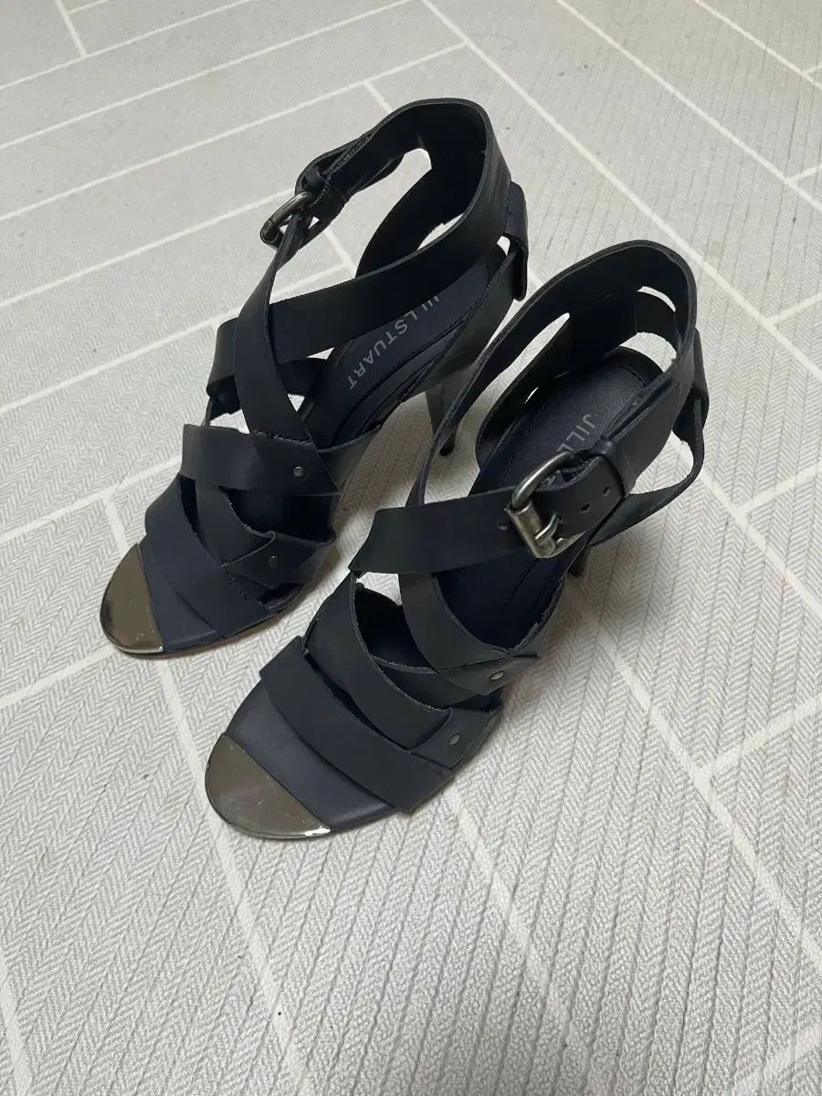 新品) ジルスチュアート ブラック メタリック ヒール 230