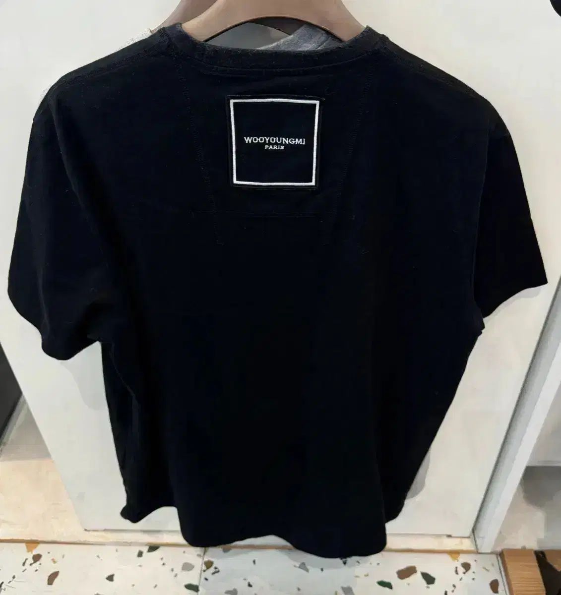 24SS WOOYOUNGMI ウーヨンミ ブラック パッチ ロゴ 半袖 24,592円