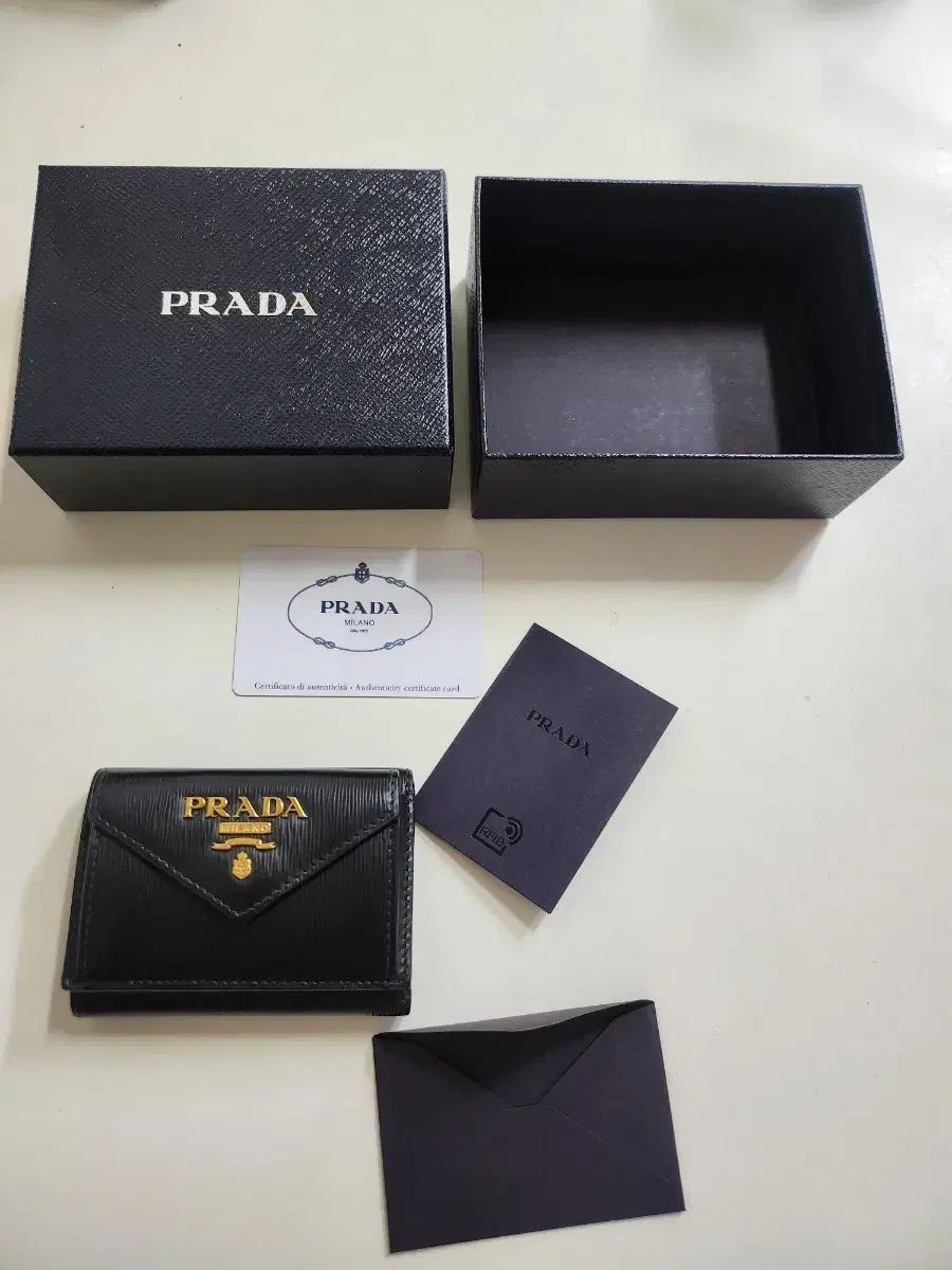 PRADA プラダ サフィアーノ 二つ折り財布 ブラック 正規品