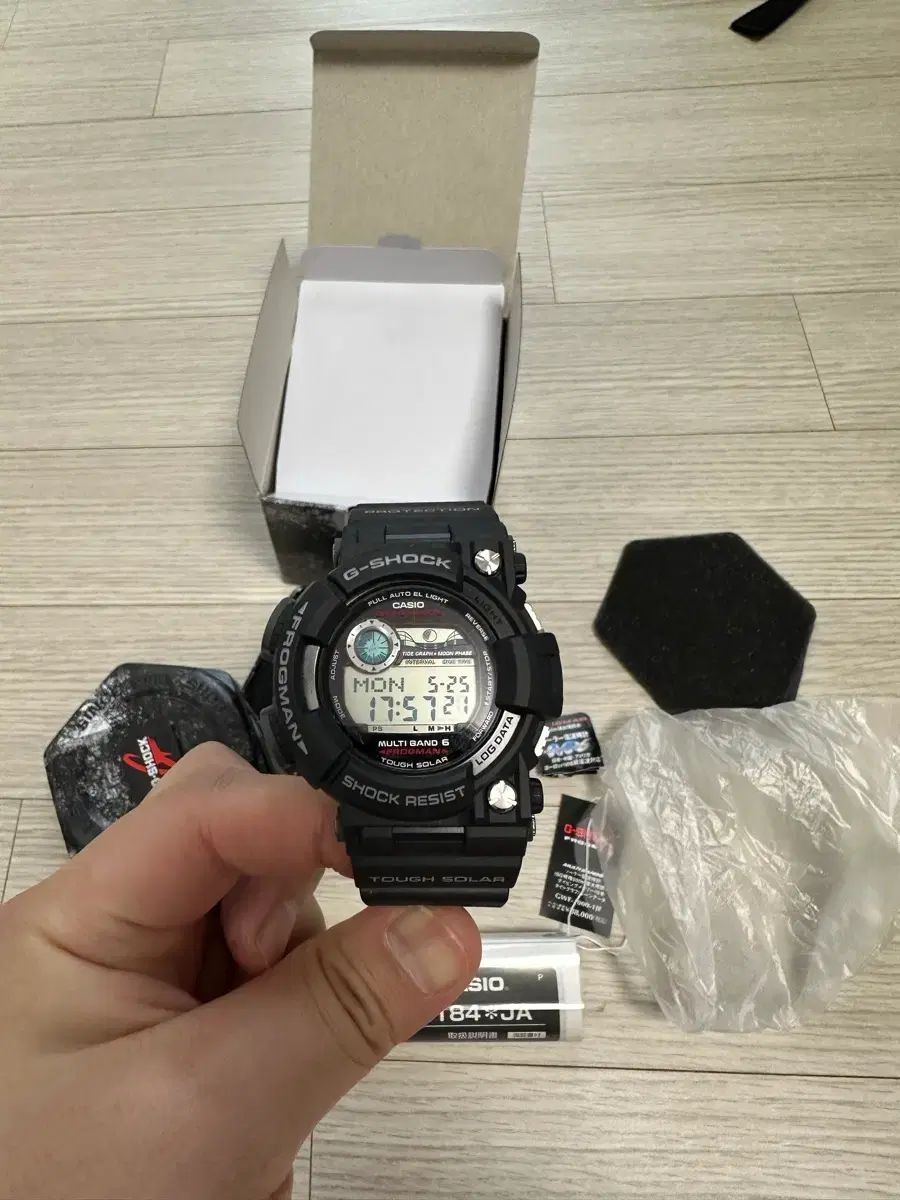 ほぼ新品) 韓国国内正規 G-SHOCK ジーショック ぼっち・ざ・ろっく！ gwf-1000-1jf