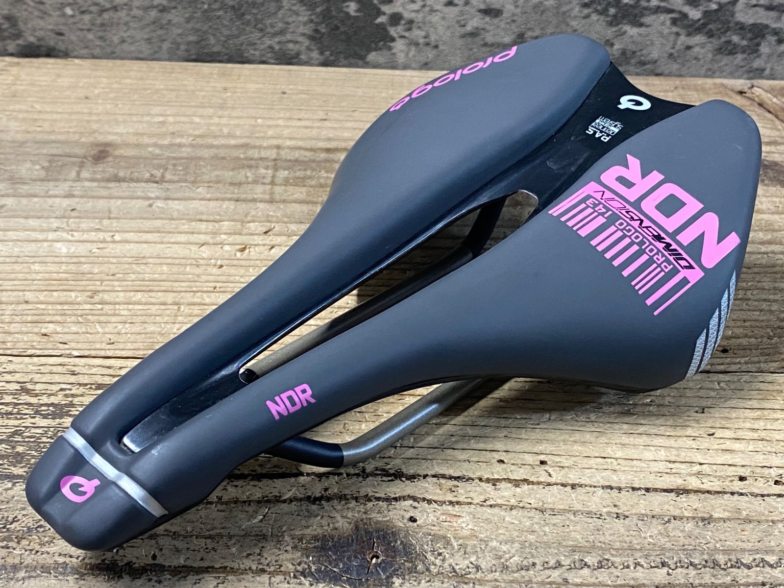 JX020 プロロゴ prologo DIMENSION NDR サドル グレー Tiroxレール