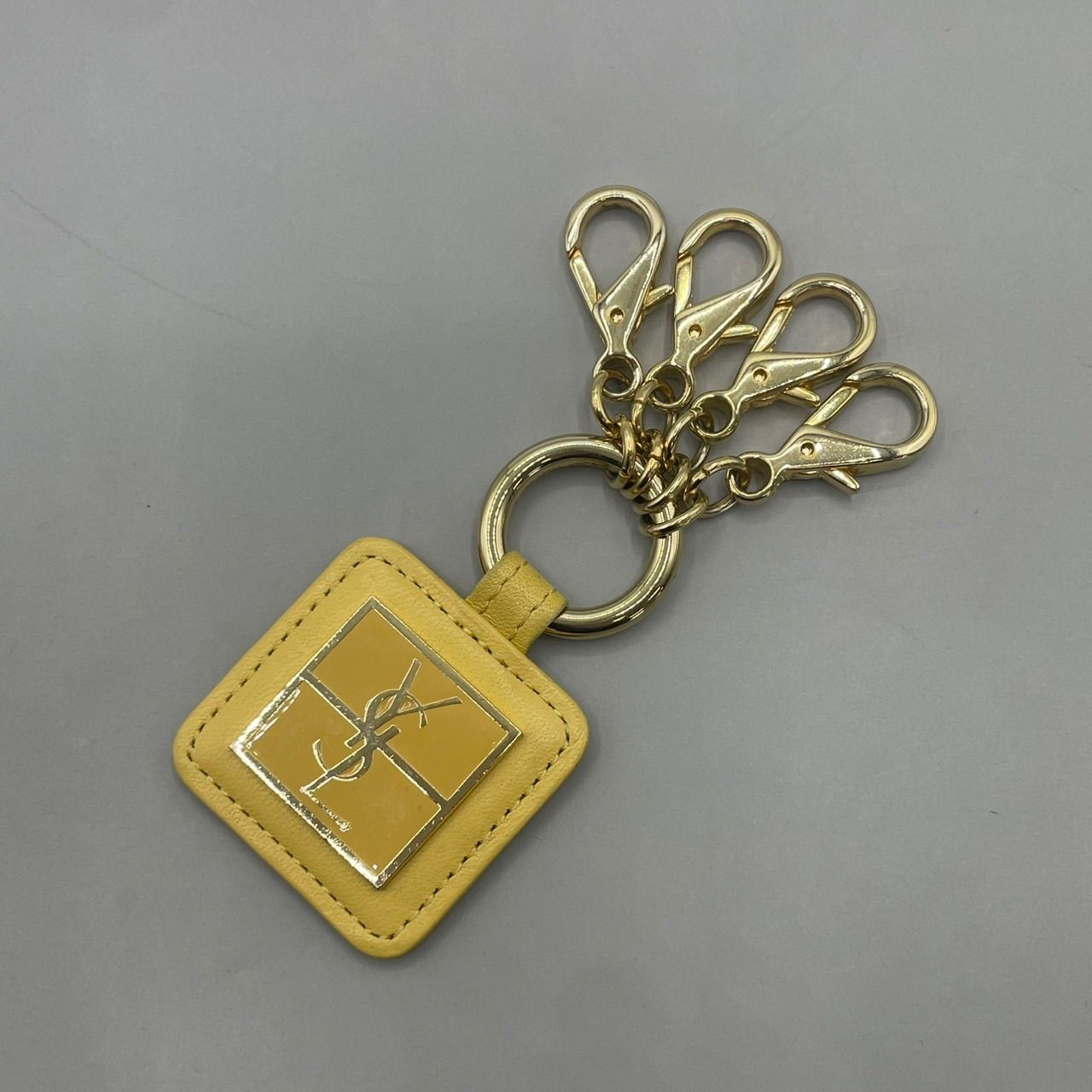 イヴサンローラン カサンドラ ロゴ ピルケース キーホルダー ゴールド金具 極美品 Yves Saint Laurent イヴサンローラン キーホルダー キーリング