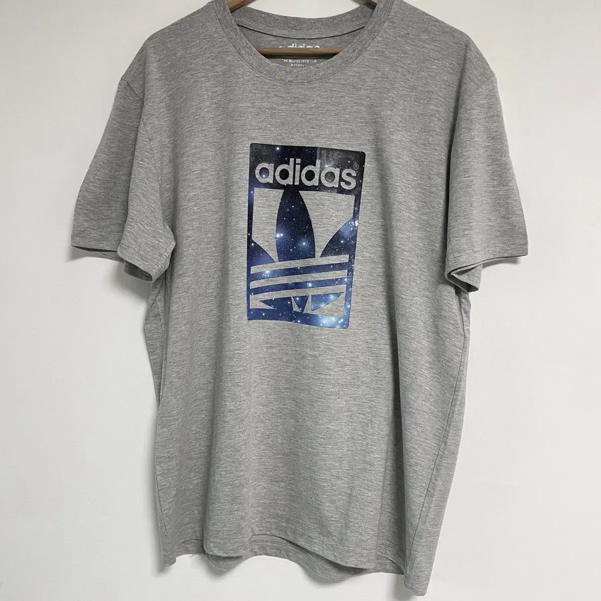 アディダス ウチュウ グラフィック Tシャツ グレー Adidas
