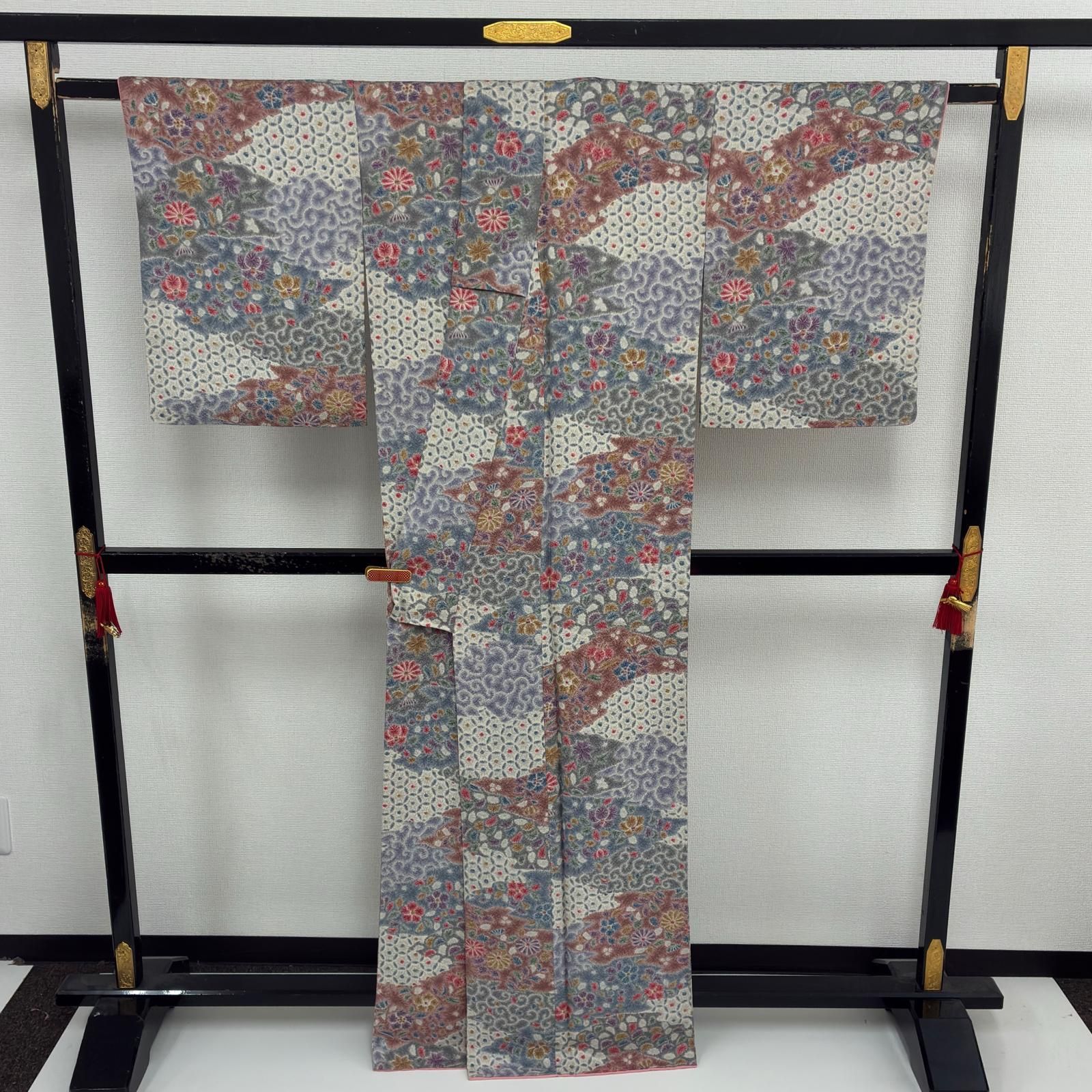 袷　小紋　暈しの小花模様　裄67cm 正絹　帯留おまけ付き 小紋 裄67 正絹 素敵な染めの花 袷 着物 MK-8700 - メルカリ