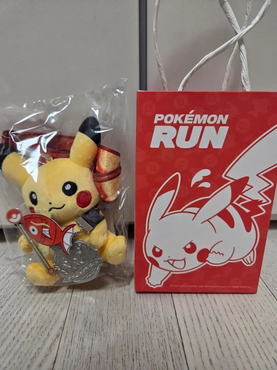 ポケットモンスター RUN 잉어킹 RUN ピカチュウ ぬいぐるみ + お買い物バッグ セット 銀メダル(未開封)