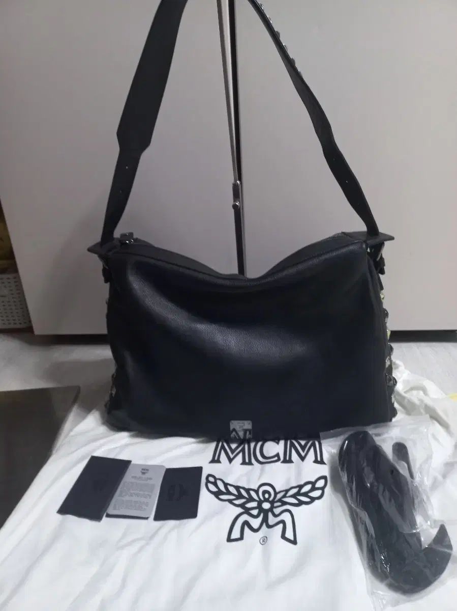 (新品) MCM スタッズ ショルダーバッグ 兼 クロスボディバッグ ブラック