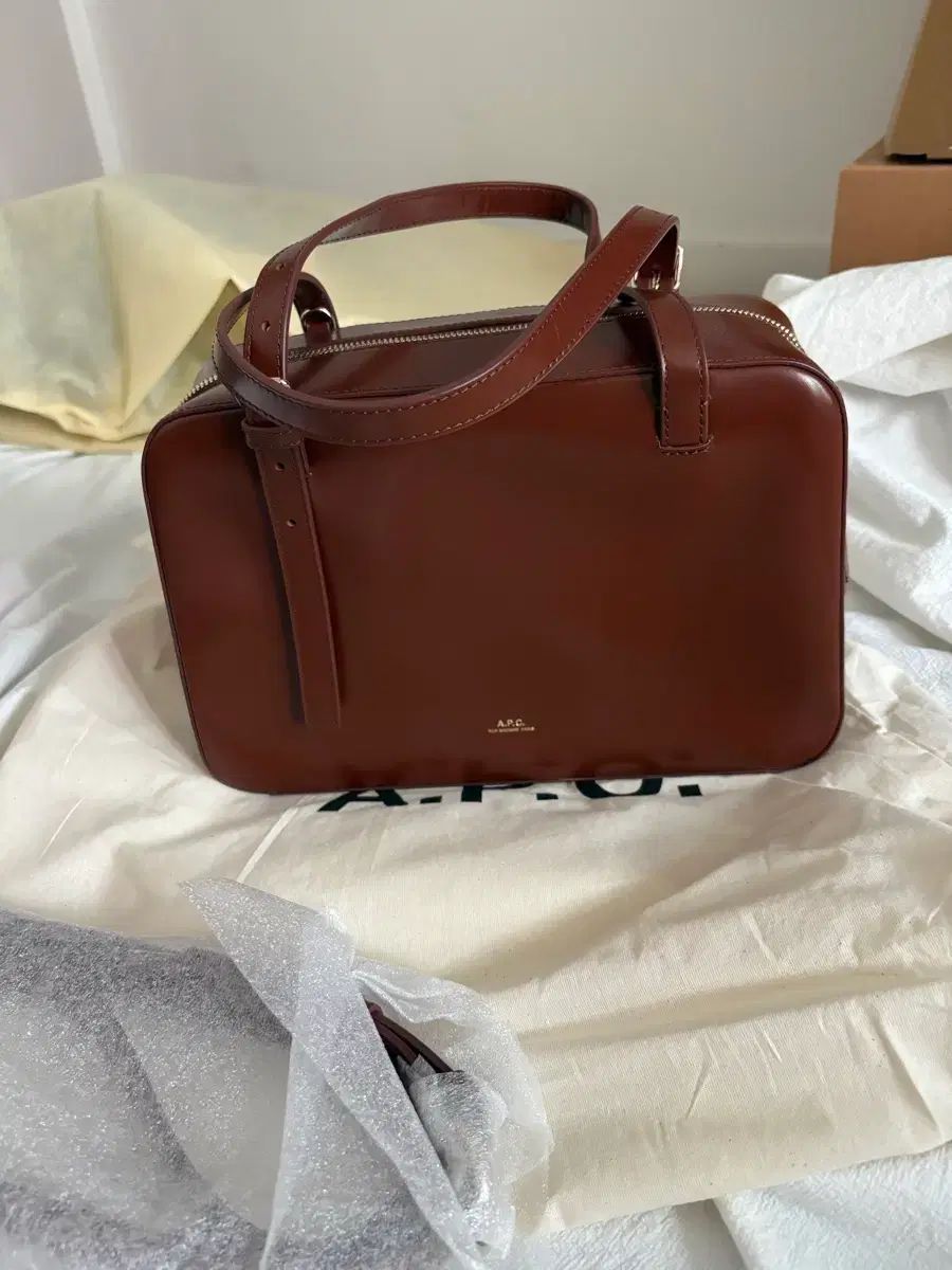 A.P.C. アーペーセー ジニボックス ショルダーバッグ (新品)