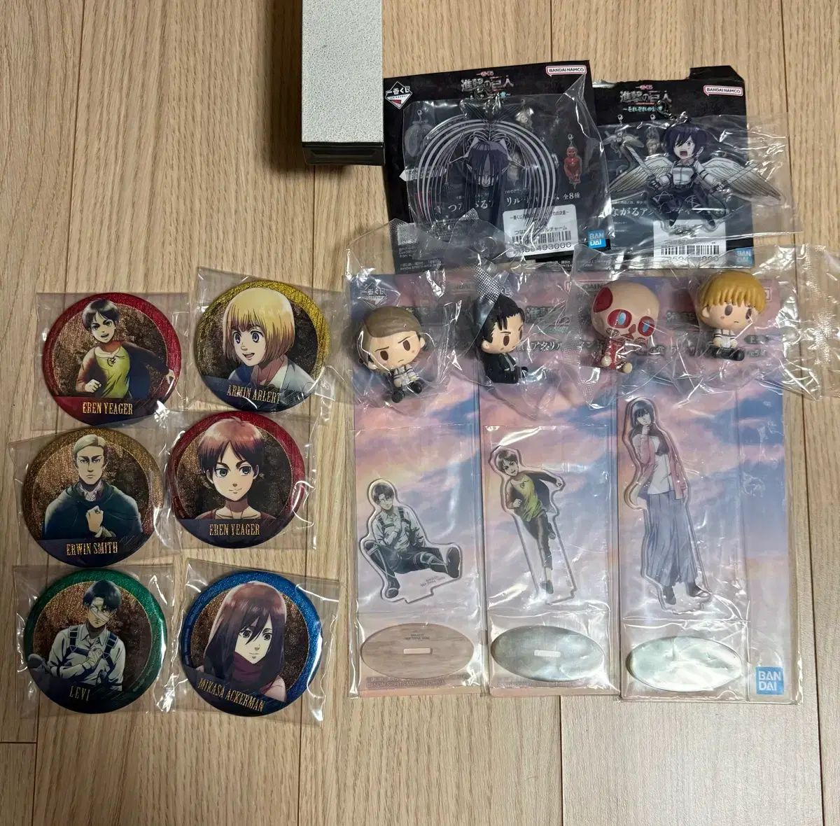 進撃の巨人 グッズ バッジ／アクリル スタンド／フィギュア まとめ