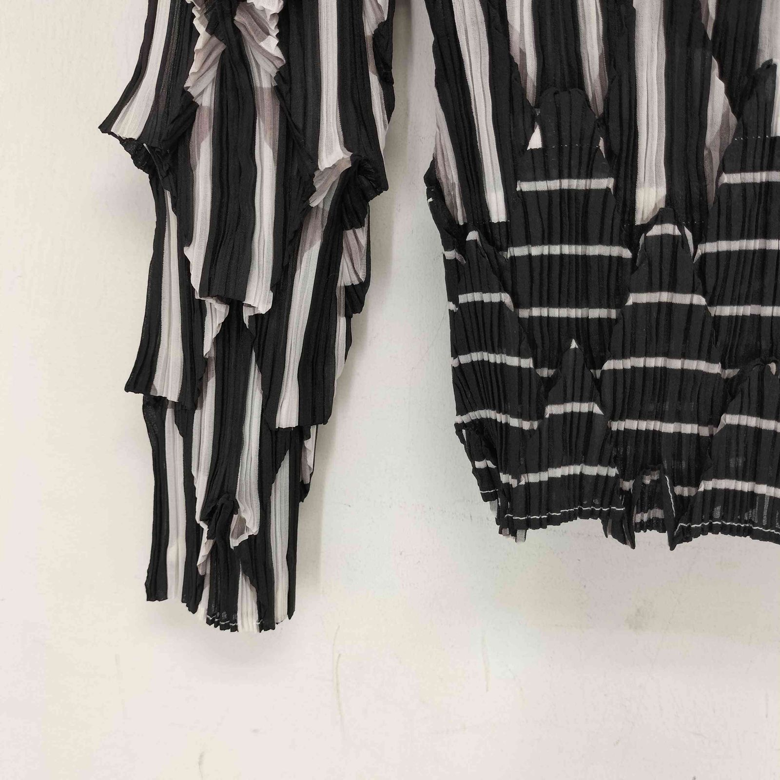 イッセイミヤケ ISSEY MIYAKE ストライププリーツデザインカットソー
