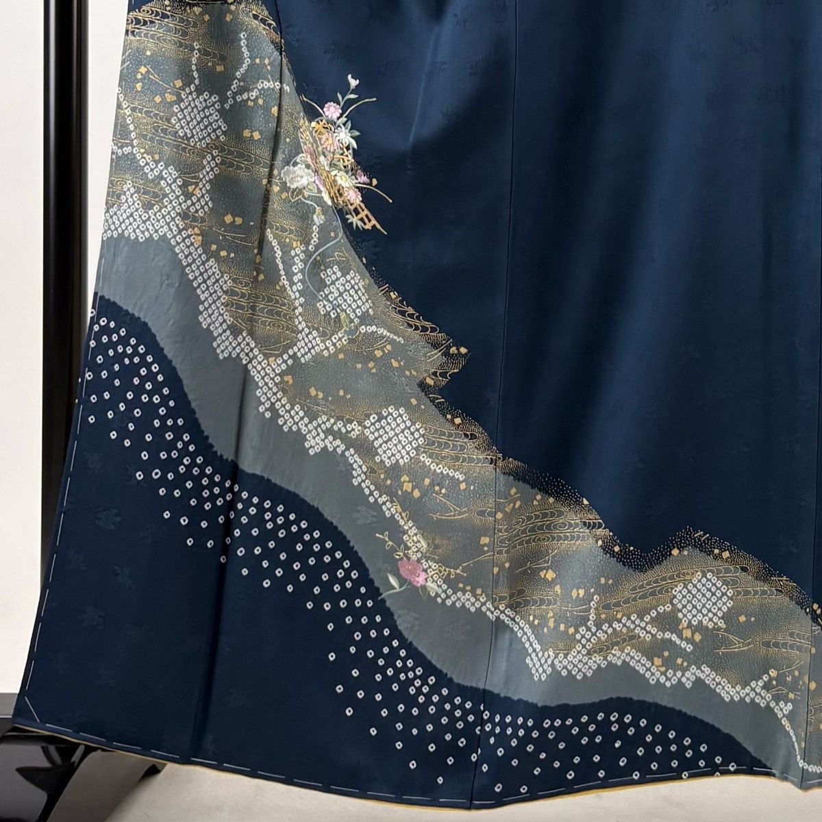 付下げ 身丈161cm 裄丈66cm M 袷 鼓 草花 刺繍 金彩 紺色 正絹 秀品