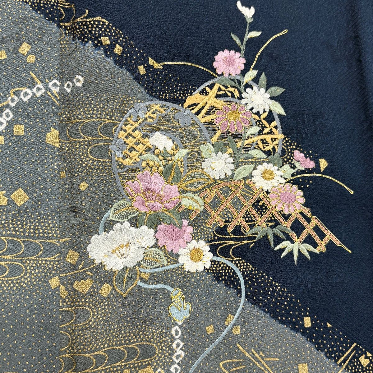 付下げ 身丈161cm 裄丈66cm M 袷 鼓 草花 刺繍 金彩 紺色 正絹 秀品